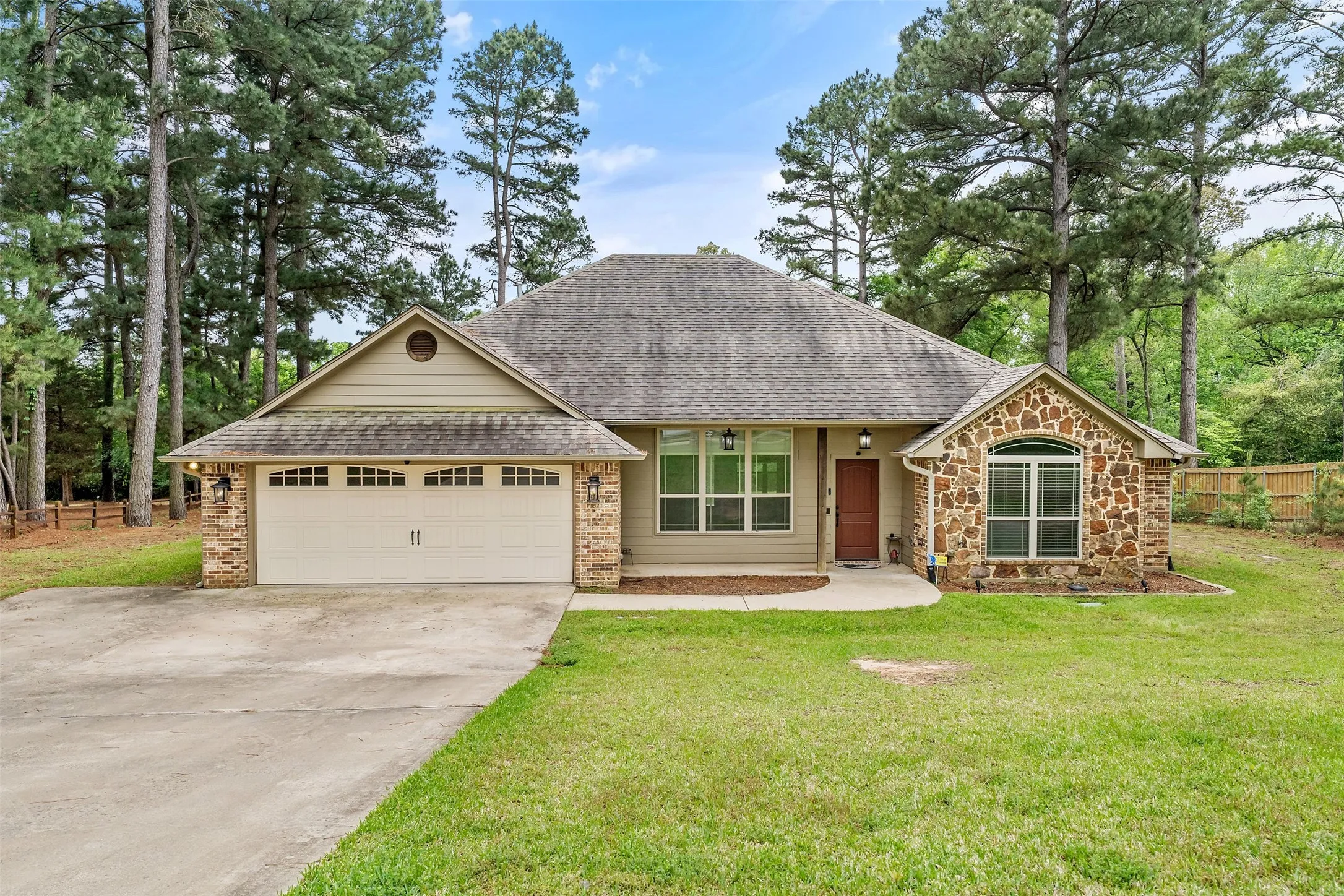 Single Family Residence For Sale in Smith County , 13553 Country Glen, Tyler, Texas 75706, 4 Bedroom, 2 Bathroom, 2 Garage spaces, 2,129 Sqft, built in 2015, mls#21285613, Real Estate Agent in Tyler, Homes For Sale in Smith county, Homes For Sale in Tyler, Realtor in Tyler Texas, Real Estate Brokerage Independent Realty Texas, Luminita Cordes Realtor
