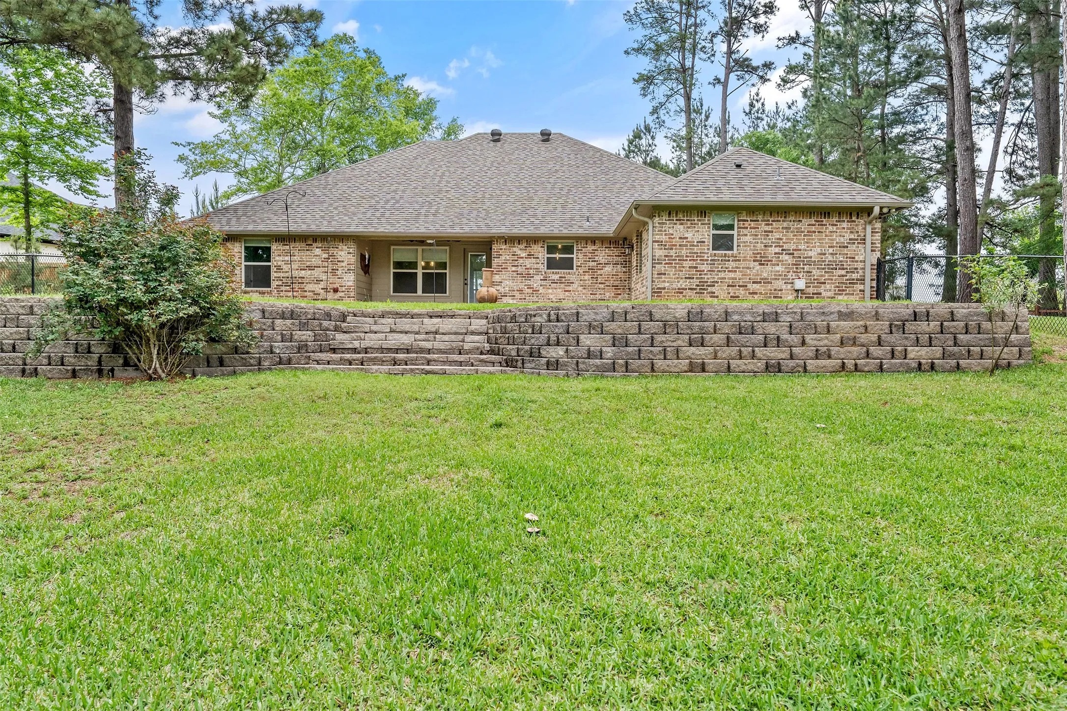Single Family Residence For Sale in Smith County , 13553 Country Glen, Tyler, Texas 75706, 4 Bedroom, 2 Bathroom, 2 Garage spaces, 2,129 Sqft, built in 2015, mls#21285613, Real Estate Agent in Tyler, Homes For Sale in Smith county, Homes For Sale in Tyler, Realtor in Tyler Texas, Real Estate Brokerage Independent Realty Texas, Luminita Cordes Realtor