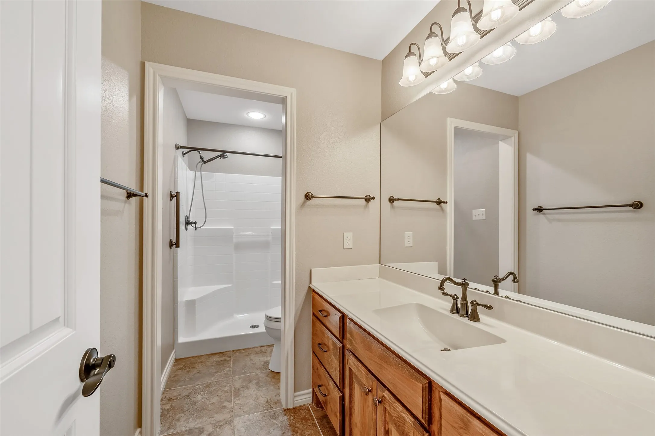 Single Family Residence For Sale in Smith County , 13553 Country Glen, Tyler, Texas 75706, 4 Bedroom, 2 Bathroom, 2 Garage spaces, 2,129 Sqft, built in 2015, mls#21285613, Real Estate Agent in Tyler, Homes For Sale in Smith county, Homes For Sale in Tyler, Realtor in Tyler Texas, Real Estate Brokerage Independent Realty Texas, Luminita Cordes Realtor