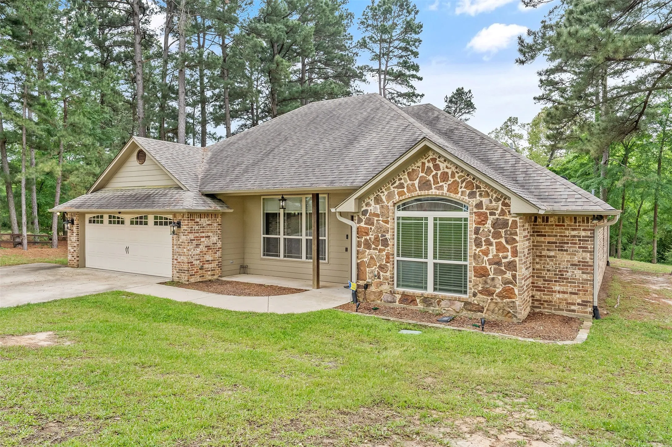 Single Family Residence For Sale in Smith County , 13553 Country Glen, Tyler, Texas 75706, 4 Bedroom, 2 Bathroom, 2 Garage spaces, 2,129 Sqft, built in 2015, mls#21285613, Real Estate Agent in Tyler, Homes For Sale in Smith county, Homes For Sale in Tyler, Realtor in Tyler Texas, Real Estate Brokerage Independent Realty Texas, Luminita Cordes Realtor