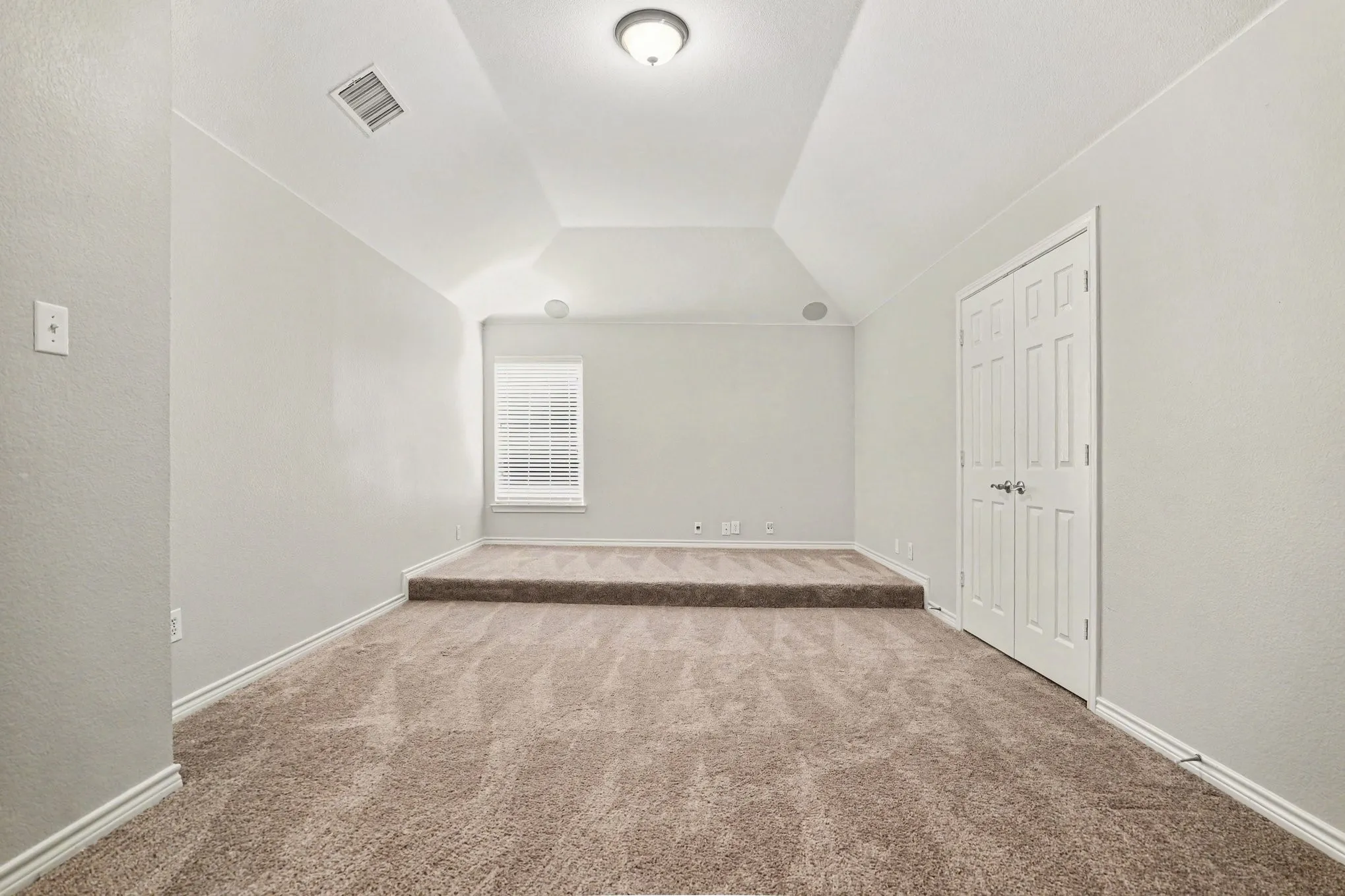 Single Family Residence For Sale in Ellis County , 1105 Blaze Court, Midlothian, Texas 76065, 5 Bedroom, 4 Bathroom, 3 Garage spaces, 4,261 Sqft, built in 2005, mls#21280547, Real Estate Agent in Midlothian, Homes For Sale in Ellis county, Homes For Sale in Midlothian, Realtor in Midlothian Texas, Real Estate Brokerage Independent Realty Texas, Luminita Cordes Realtor
