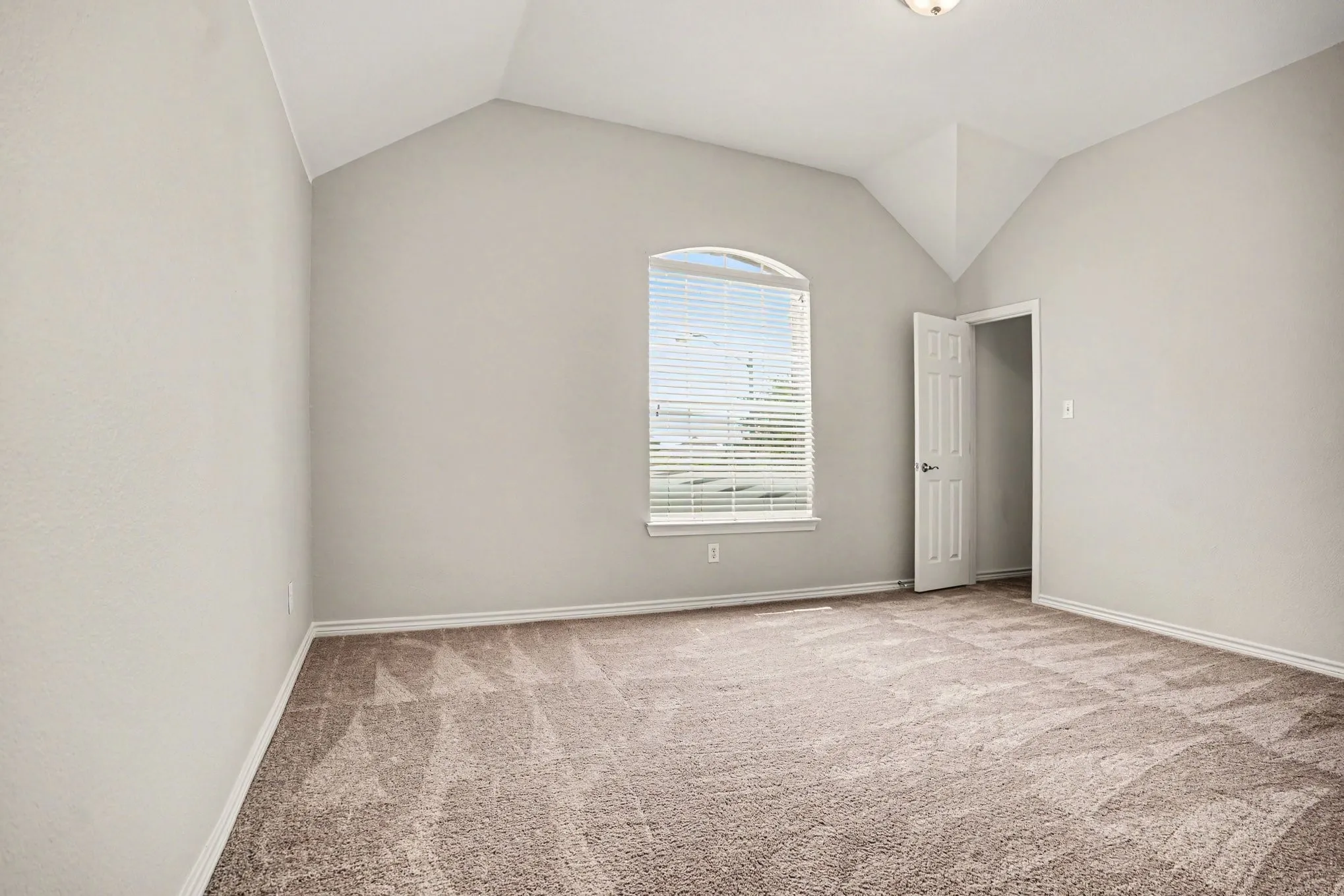 Single Family Residence For Sale in Ellis County , 1105 Blaze Court, Midlothian, Texas 76065, 5 Bedroom, 4 Bathroom, 3 Garage spaces, 4,261 Sqft, built in 2005, mls#21280547, Real Estate Agent in Midlothian, Homes For Sale in Ellis county, Homes For Sale in Midlothian, Realtor in Midlothian Texas, Real Estate Brokerage Independent Realty Texas, Luminita Cordes Realtor