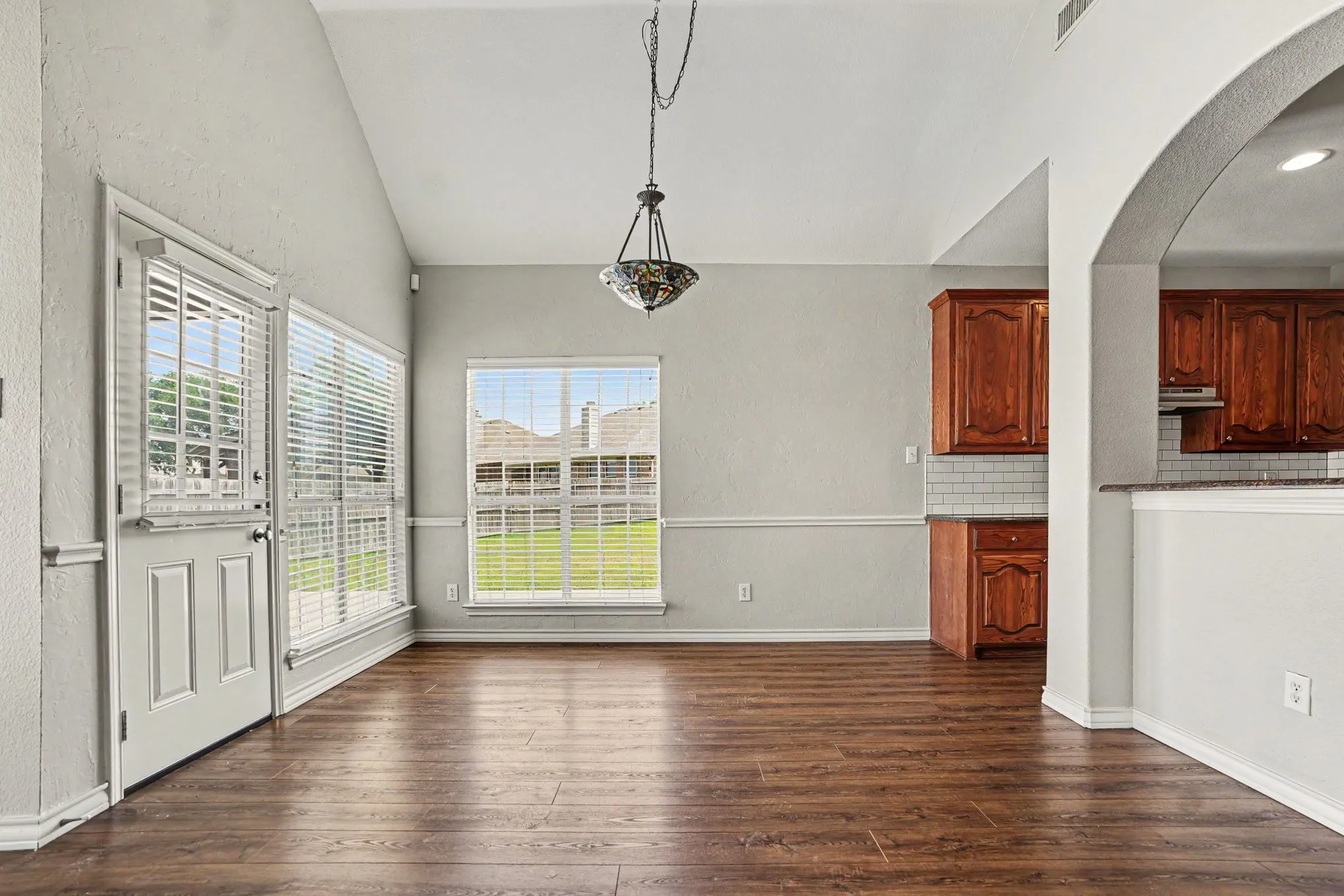 Single Family Residence For Sale in Ellis County , 1105 Blaze Court, Midlothian, Texas 76065, 5 Bedroom, 4 Bathroom, 3 Garage spaces, 4,261 Sqft, built in 2005, mls#21280547, Real Estate Agent in Midlothian, Homes For Sale in Ellis county, Homes For Sale in Midlothian, Realtor in Midlothian Texas, Real Estate Brokerage Independent Realty Texas, Luminita Cordes Realtor