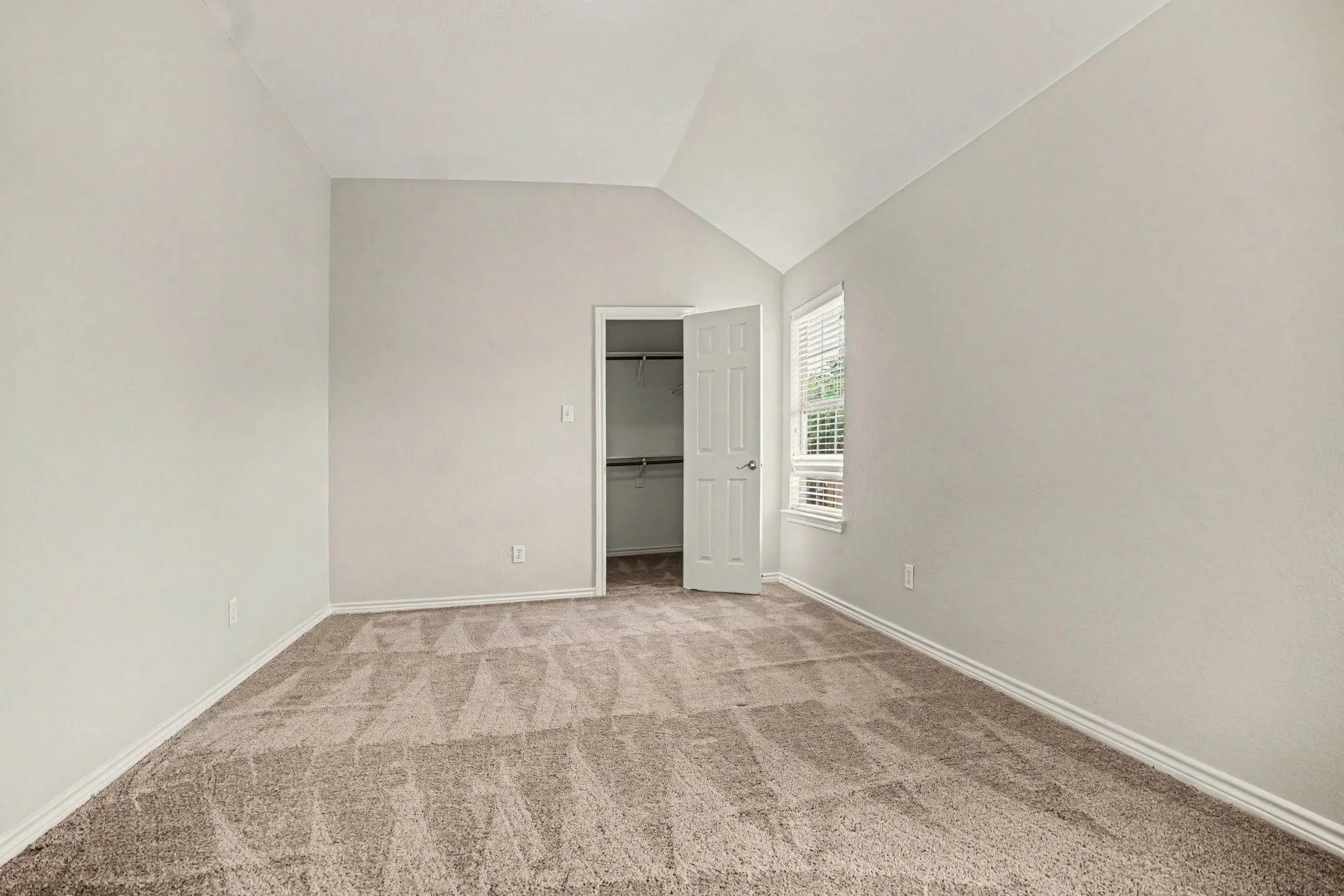 Single Family Residence For Sale in Ellis County , 1105 Blaze Court, Midlothian, Texas 76065, 5 Bedroom, 4 Bathroom, 3 Garage spaces, 4,261 Sqft, built in 2005, mls#21280547, Real Estate Agent in Midlothian, Homes For Sale in Ellis county, Homes For Sale in Midlothian, Realtor in Midlothian Texas, Real Estate Brokerage Independent Realty Texas, Luminita Cordes Realtor