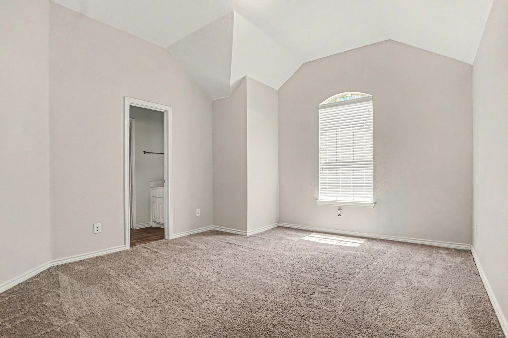 Single Family Residence For Sale in Ellis County , 1105 Blaze Court, Midlothian, Texas 76065, 5 Bedroom, 4 Bathroom, 3 Garage spaces, 4,261 Sqft, built in 2005, mls#21280547, Real Estate Agent in Midlothian, Homes For Sale in Ellis county, Homes For Sale in Midlothian, Realtor in Midlothian Texas, Real Estate Brokerage Independent Realty Texas, Luminita Cordes Realtor