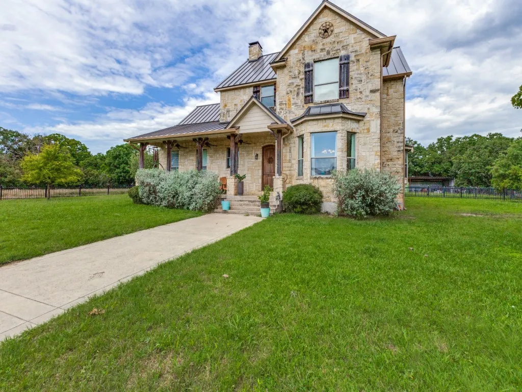 Single Family Residence For Sale in Dallas County , 825 Fm 1389 N, Combine, Texas 75159, 4 Bedrooms, 3 Bathrooms, 2 Garage spaces, 3,041 Sqft, built in 2007, Price $1,175,000, mls#21285167, Real Estate Agent in Combine, Homes For Sale in Dallas county, Homes For Sale in Combine, Realtor in Combine Texas, Real Estate Brokerage Independent Realty Texas, Luminita Cordes Realtor