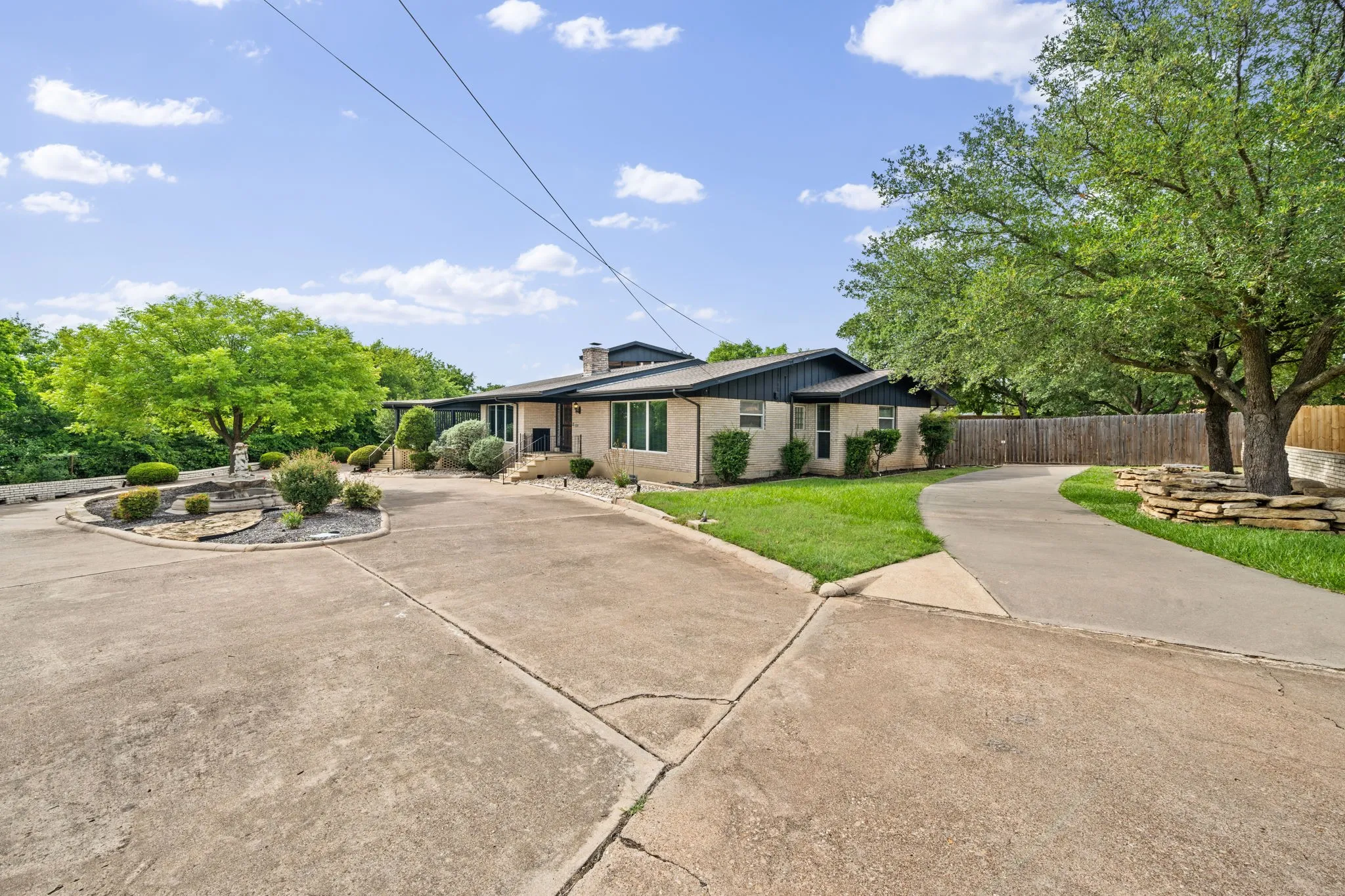 Single Family Residence For Sale in Palo Pinto County , 801 NW 7th Avenue, Mineral Wells, Texas 76067, 4 Bedroom, 4 Bathroom, Garage spaces, 3,841 Sqft, built in 1960, mls#21279948, Real Estate Agent in Mineral Wells, Homes For Sale in Palo Pinto county, Homes For Sale in Mineral Wells, Realtor in Mineral Wells Texas, Real Estate Brokerage Independent Realty Texas, Luminita Cordes Realtor