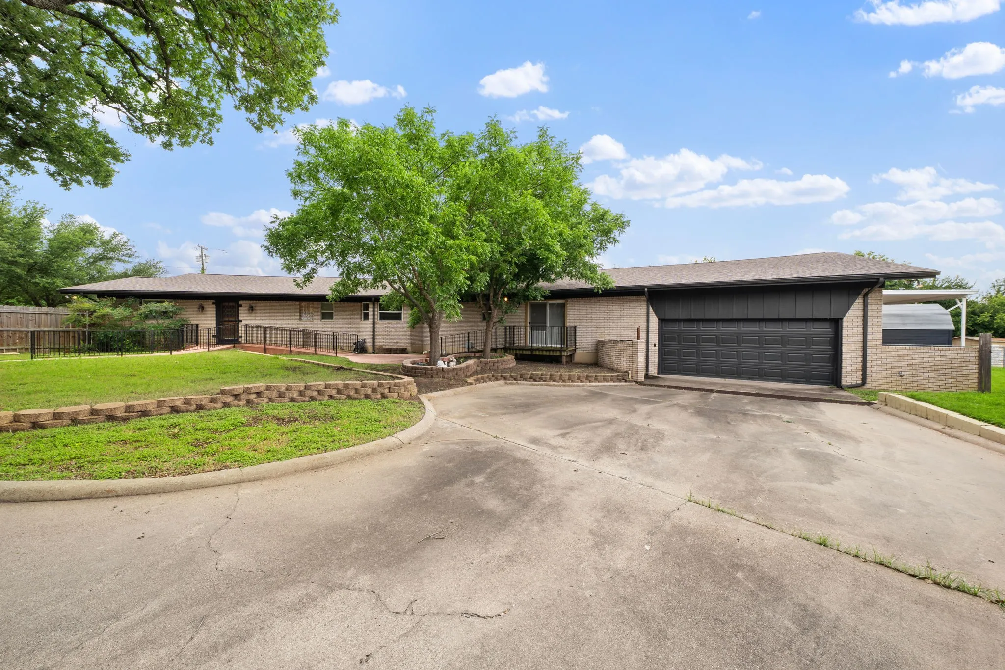 Single Family Residence For Sale in Palo Pinto County , 801 NW 7th Avenue, Mineral Wells, Texas 76067, 4 Bedroom, 4 Bathroom, Garage spaces, 3,841 Sqft, built in 1960, mls#21279948, Real Estate Agent in Mineral Wells, Homes For Sale in Palo Pinto county, Homes For Sale in Mineral Wells, Realtor in Mineral Wells Texas, Real Estate Brokerage Independent Realty Texas, Luminita Cordes Realtor