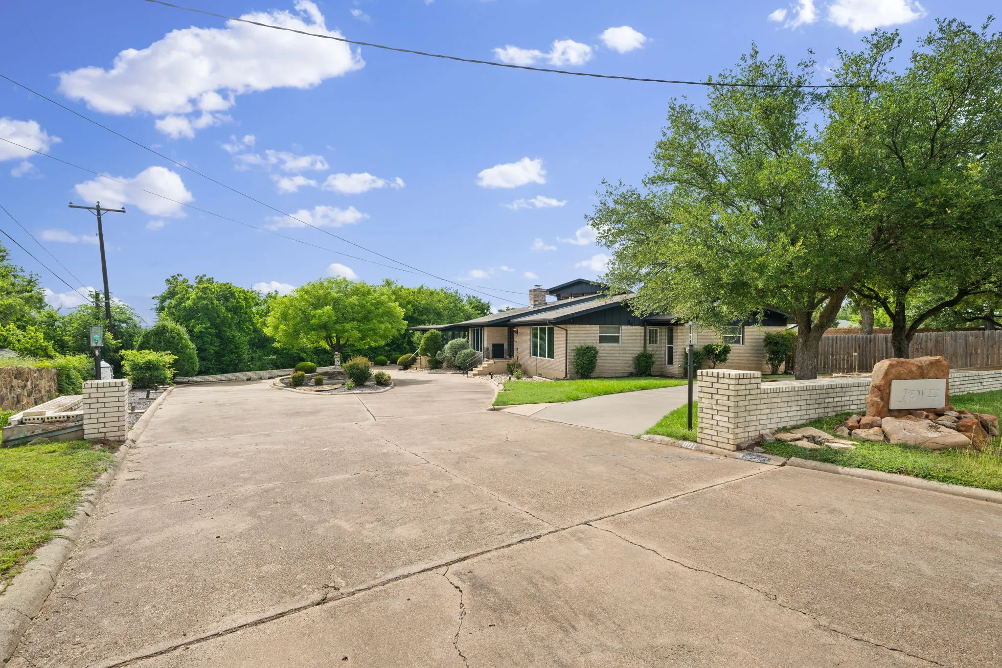 Single Family Residence For Sale in Palo Pinto County , 801 NW 7th Avenue, Mineral Wells, Texas 76067, 4 Bedroom, 4 Bathroom, Garage spaces, 3,841 Sqft, built in 1960, mls#21279948, Real Estate Agent in Mineral Wells, Homes For Sale in Palo Pinto county, Homes For Sale in Mineral Wells, Realtor in Mineral Wells Texas, Real Estate Brokerage Independent Realty Texas, Luminita Cordes Realtor