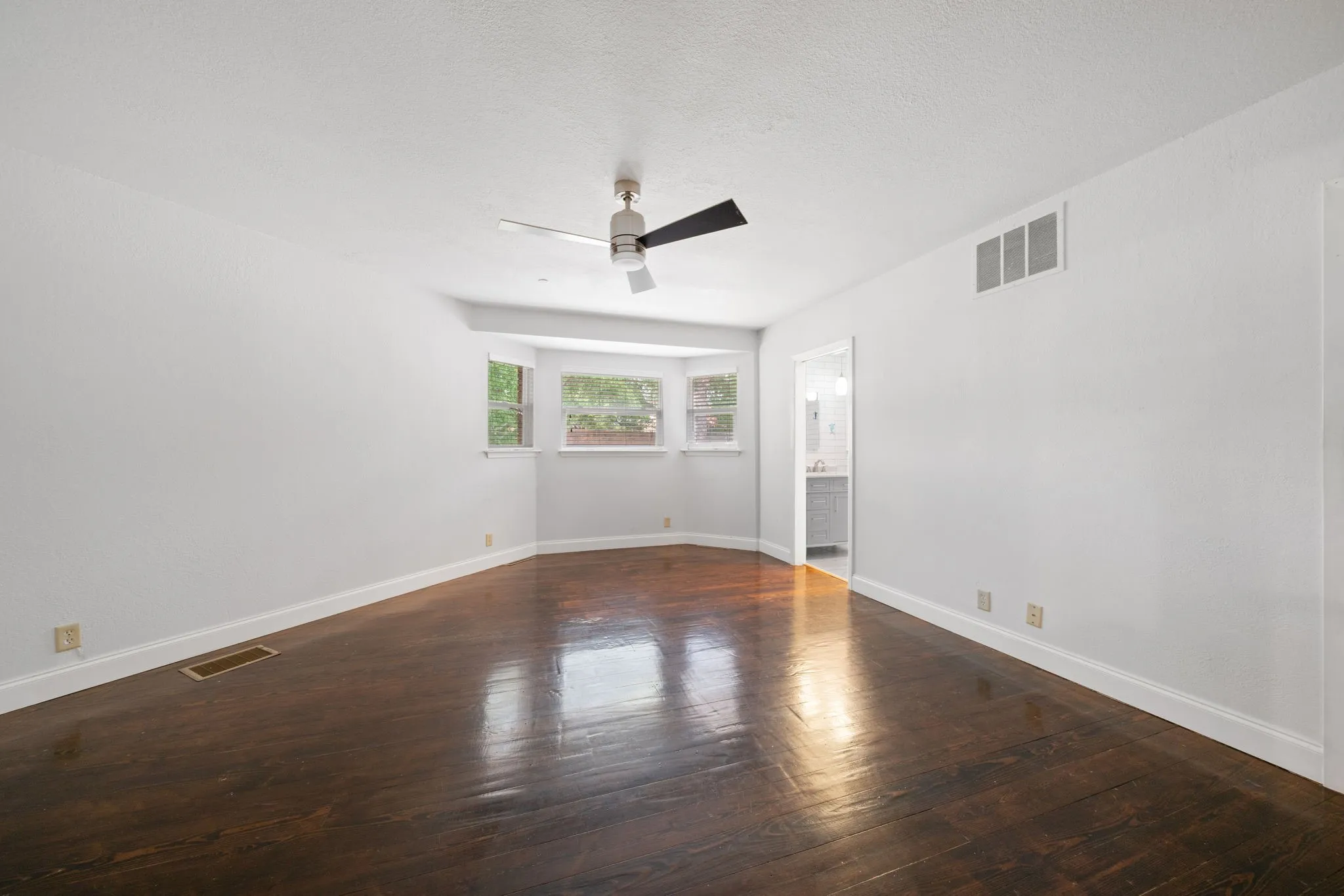 Single Family Residence For Sale in Palo Pinto County , 801 NW 7th Avenue, Mineral Wells, Texas 76067, 4 Bedroom, 4 Bathroom, Garage spaces, 3,841 Sqft, built in 1960, mls#21279948, Real Estate Agent in Mineral Wells, Homes For Sale in Palo Pinto county, Homes For Sale in Mineral Wells, Realtor in Mineral Wells Texas, Real Estate Brokerage Independent Realty Texas, Luminita Cordes Realtor