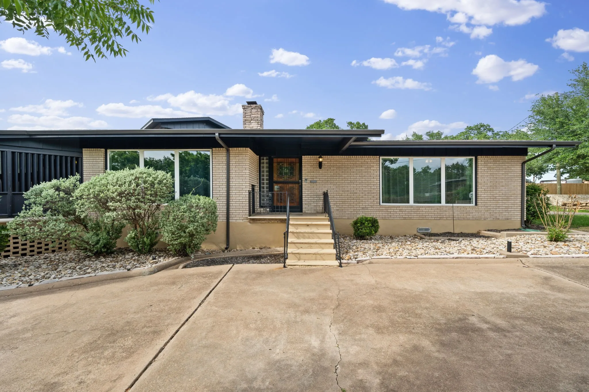 Single Family Residence For Sale in Palo Pinto County , 801 NW 7th Avenue, Mineral Wells, Texas 76067, 4 Bedroom, 4 Bathroom, Garage spaces, 3,841 Sqft, built in 1960, mls#21279948, Real Estate Agent in Mineral Wells, Homes For Sale in Palo Pinto county, Homes For Sale in Mineral Wells, Realtor in Mineral Wells Texas, Real Estate Brokerage Independent Realty Texas, Luminita Cordes Realtor