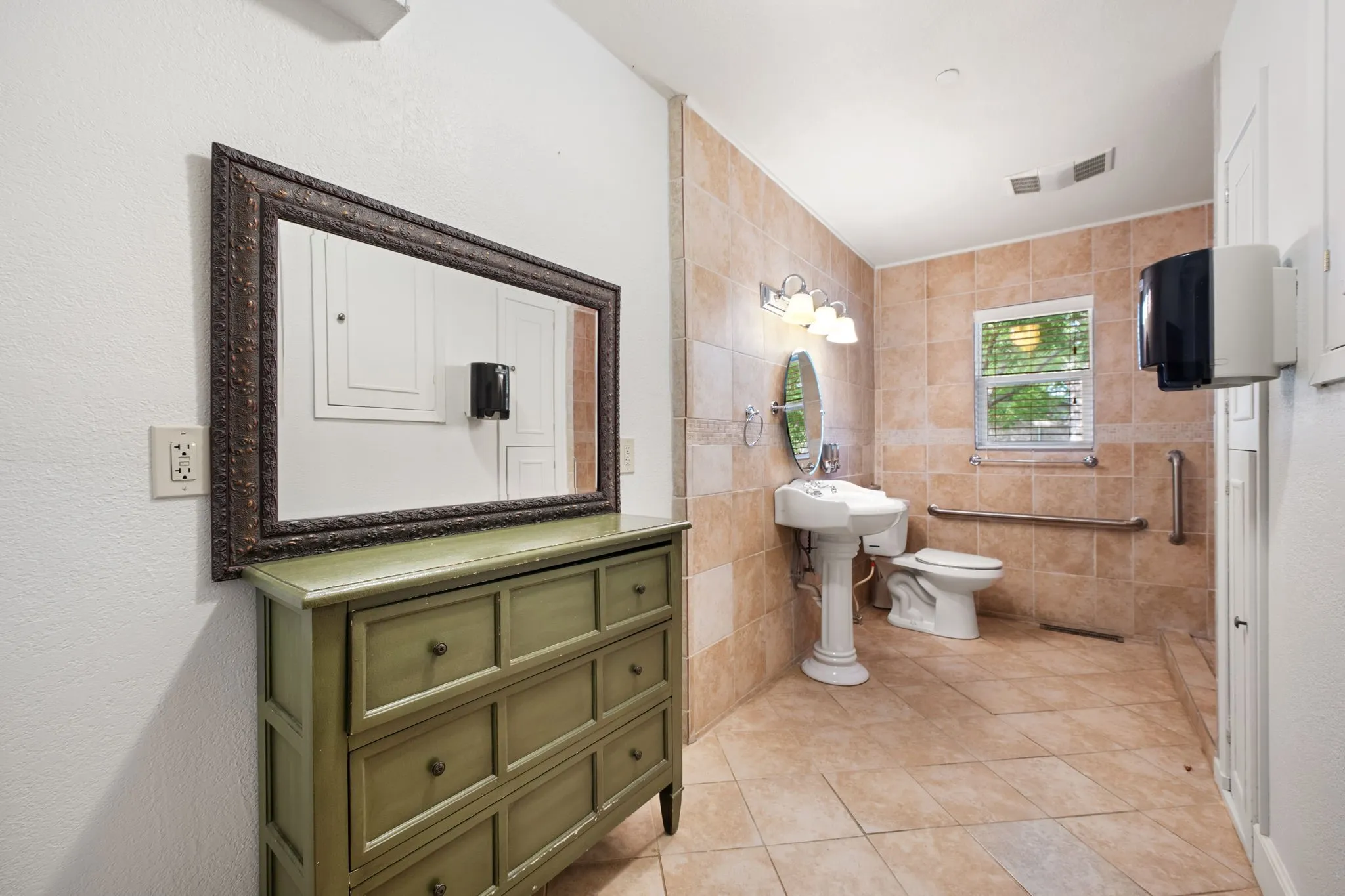 Single Family Residence For Sale in Palo Pinto County , 801 NW 7th Avenue, Mineral Wells, Texas 76067, 4 Bedroom, 4 Bathroom, Garage spaces, 3,841 Sqft, built in 1960, mls#21279948, Real Estate Agent in Mineral Wells, Homes For Sale in Palo Pinto county, Homes For Sale in Mineral Wells, Realtor in Mineral Wells Texas, Real Estate Brokerage Independent Realty Texas, Luminita Cordes Realtor