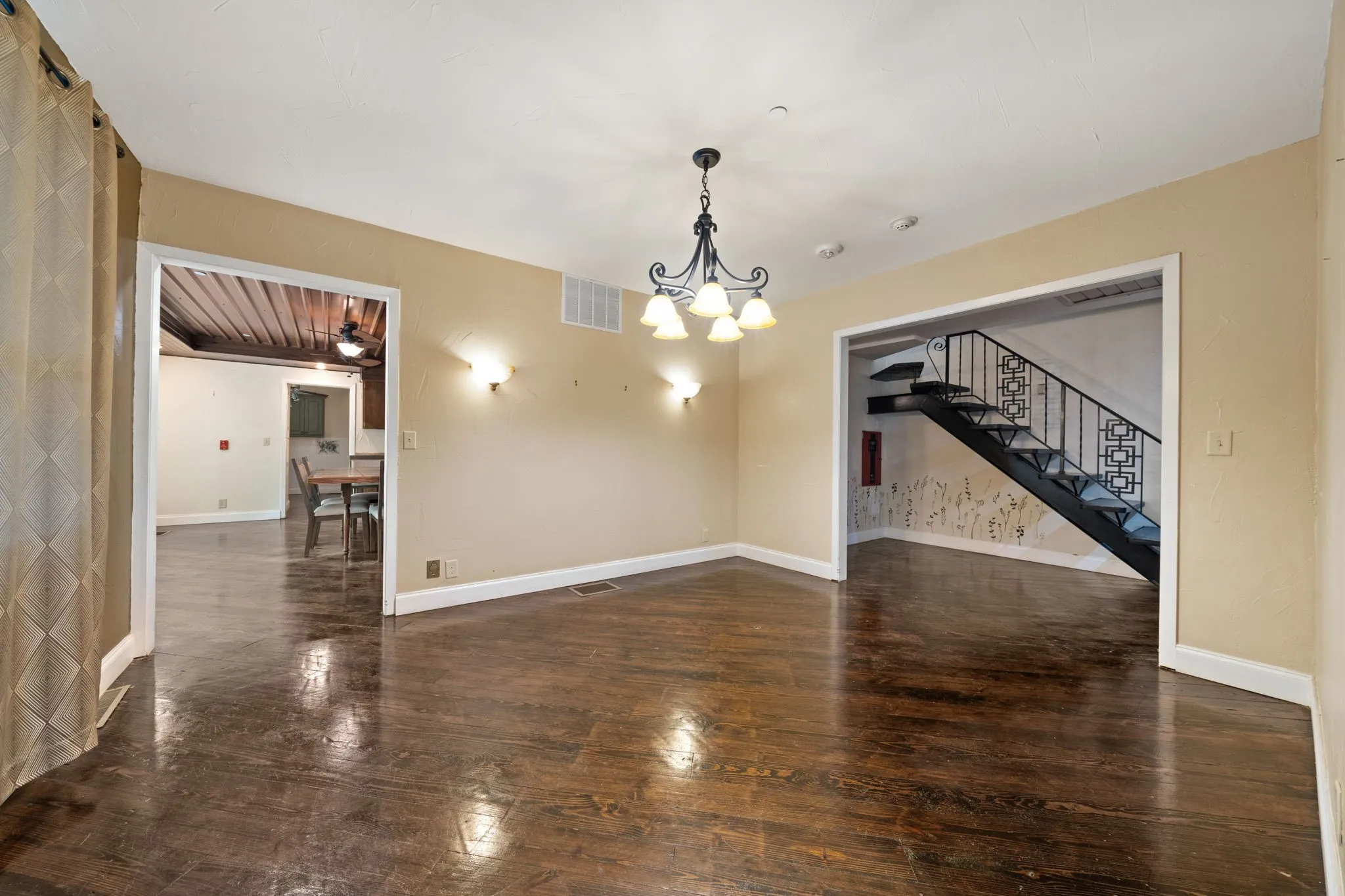 Single Family Residence For Sale in Palo Pinto County , 801 NW 7th Avenue, Mineral Wells, Texas 76067, 4 Bedroom, 4 Bathroom, Garage spaces, 3,841 Sqft, built in 1960, mls#21279948, Real Estate Agent in Mineral Wells, Homes For Sale in Palo Pinto county, Homes For Sale in Mineral Wells, Realtor in Mineral Wells Texas, Real Estate Brokerage Independent Realty Texas, Luminita Cordes Realtor