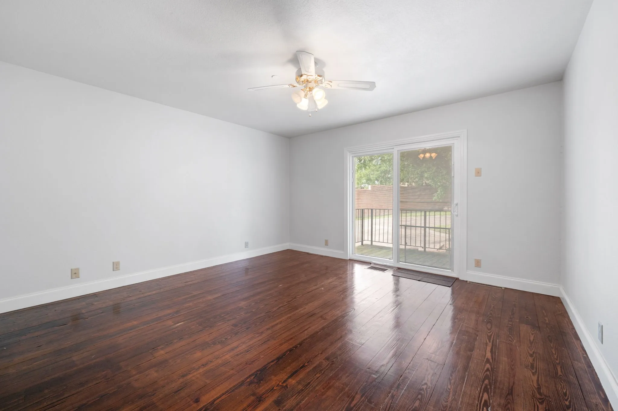 Single Family Residence For Sale in Palo Pinto County , 801 NW 7th Avenue, Mineral Wells, Texas 76067, 4 Bedroom, 4 Bathroom, Garage spaces, 3,841 Sqft, built in 1960, mls#21279948, Real Estate Agent in Mineral Wells, Homes For Sale in Palo Pinto county, Homes For Sale in Mineral Wells, Realtor in Mineral Wells Texas, Real Estate Brokerage Independent Realty Texas, Luminita Cordes Realtor