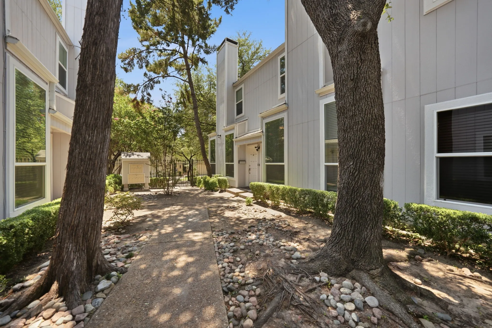 Condominium For Rent in Dallas County , 2815 Welborn Street 101, Dallas, Texas 75219, 2 Bedroom, 2 Bathroom, Garage spaces, 1,232 Sqft, built in 1981, mls#21285635, Real Estate Agent in Dallas, Homes For Rent in Dallas county, Homes For Rent in Dallas, Realtor in Dallas Texas, Real Estate Brokerage Independent Realty Texas, Luminita Cordes Realtor