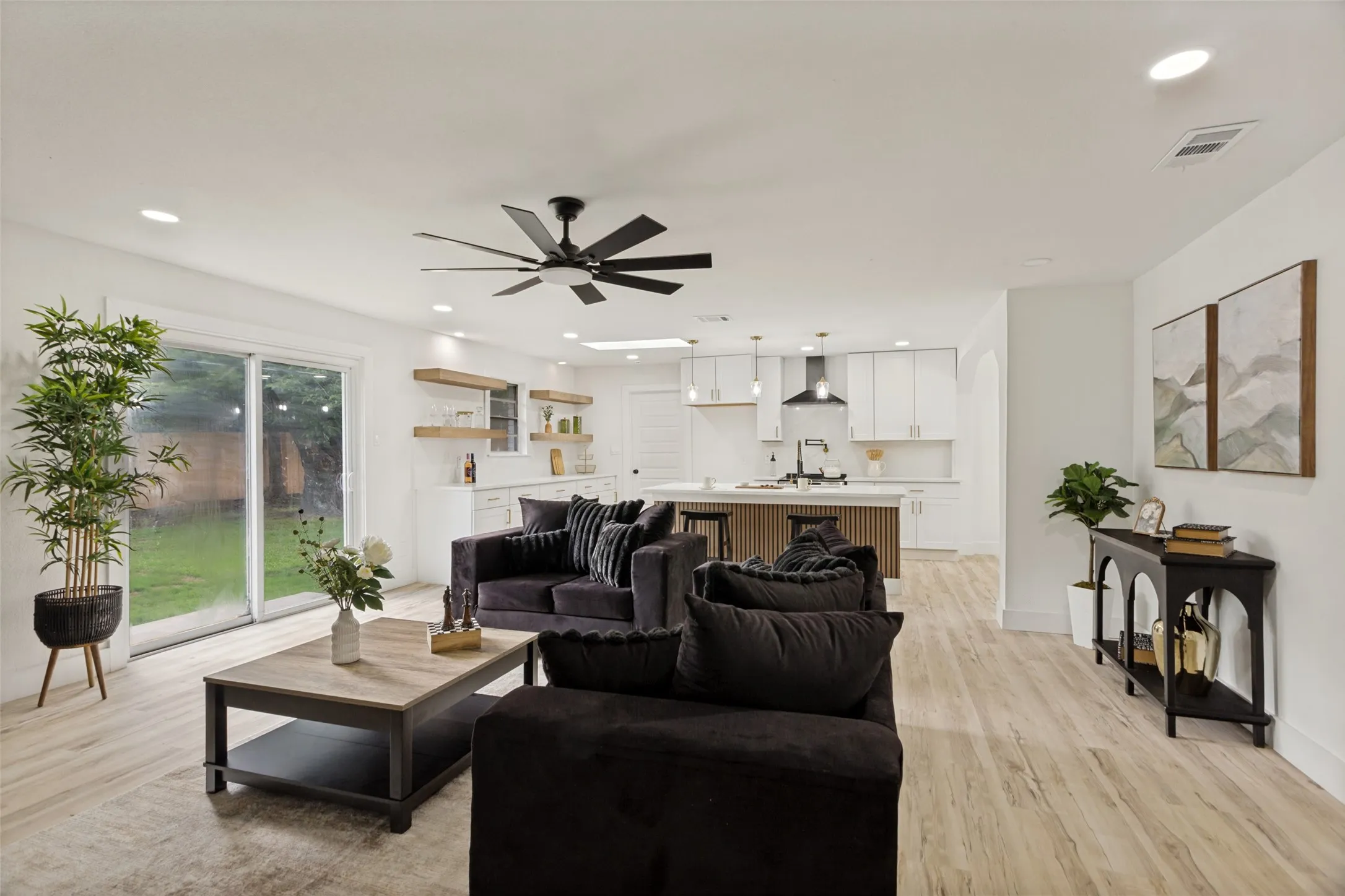 Single Family Residence For Sale in Tarrant County , 3816 Springbranch Drive, Benbrook, Texas 76116, 4 Bedroom, 2 Bathroom, 2 Garage spaces, 1,780 Sqft, built in 1956, mls#21285634, Real Estate Agent in Benbrook, Homes For Sale in Tarrant county, Homes For Sale in Benbrook, Realtor in Benbrook Texas, Real Estate Brokerage Independent Realty Texas, Luminita Cordes Realtor