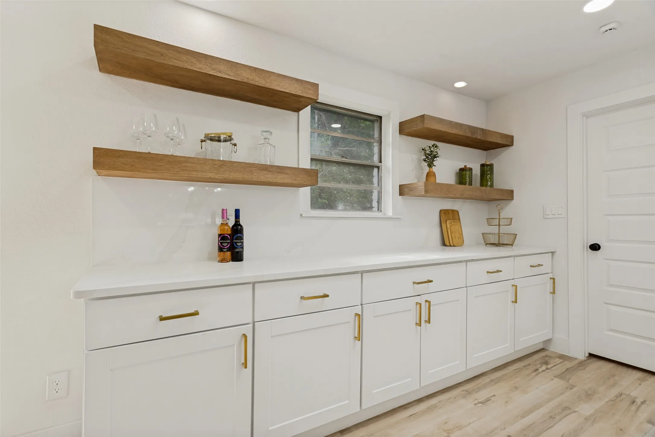 Single Family Residence For Sale in Tarrant County , 3816 Springbranch Drive, Benbrook, Texas 76116, 4 Bedroom, 2 Bathroom, 2 Garage spaces, 1,780 Sqft, built in 1956, mls#21285634, Real Estate Agent in Benbrook, Homes For Sale in Tarrant county, Homes For Sale in Benbrook, Realtor in Benbrook Texas, Real Estate Brokerage Independent Realty Texas, Luminita Cordes Realtor