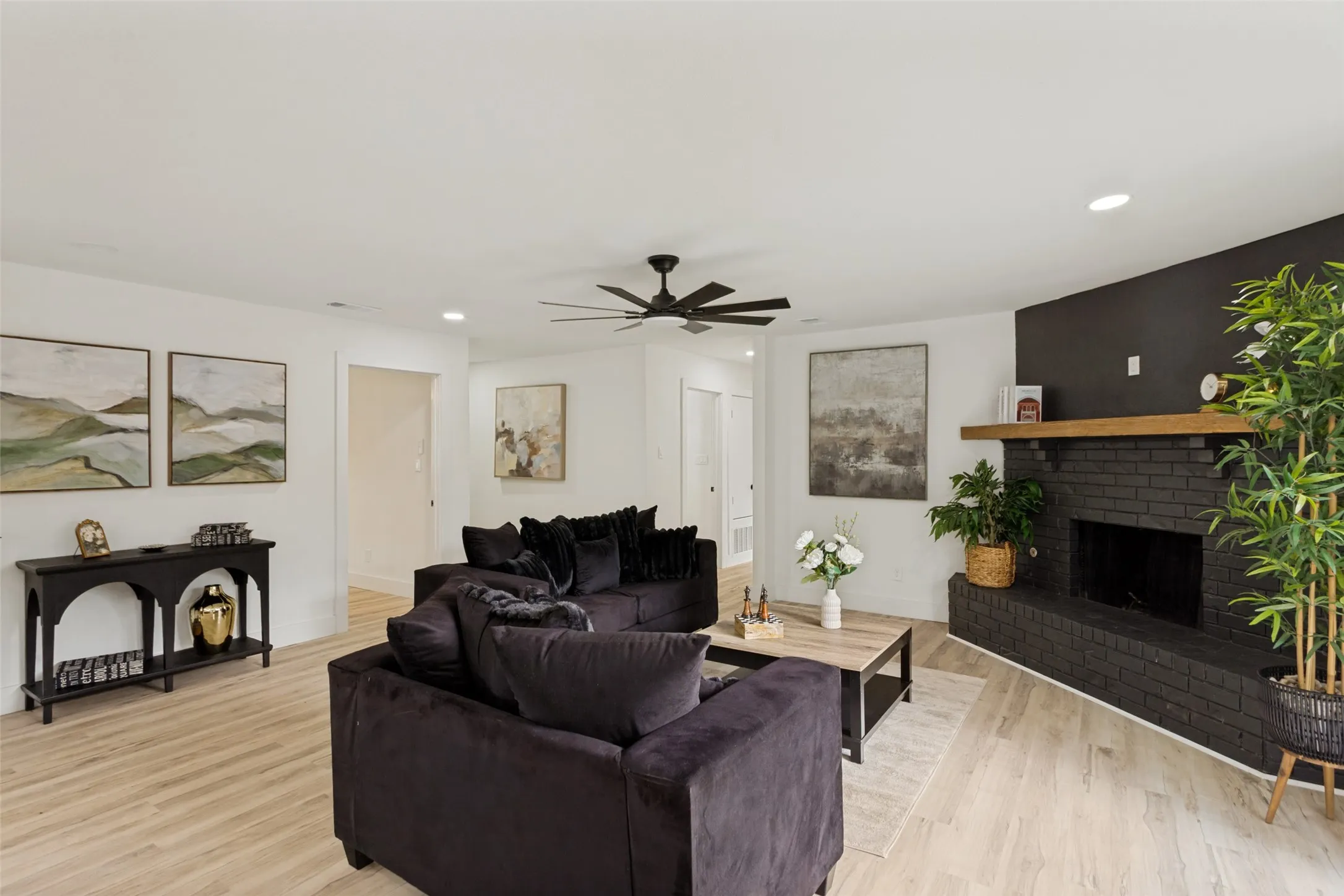 Single Family Residence For Sale in Tarrant County , 3816 Springbranch Drive, Benbrook, Texas 76116, 4 Bedroom, 2 Bathroom, 2 Garage spaces, 1,780 Sqft, built in 1956, mls#21285634, Real Estate Agent in Benbrook, Homes For Sale in Tarrant county, Homes For Sale in Benbrook, Realtor in Benbrook Texas, Real Estate Brokerage Independent Realty Texas, Luminita Cordes Realtor