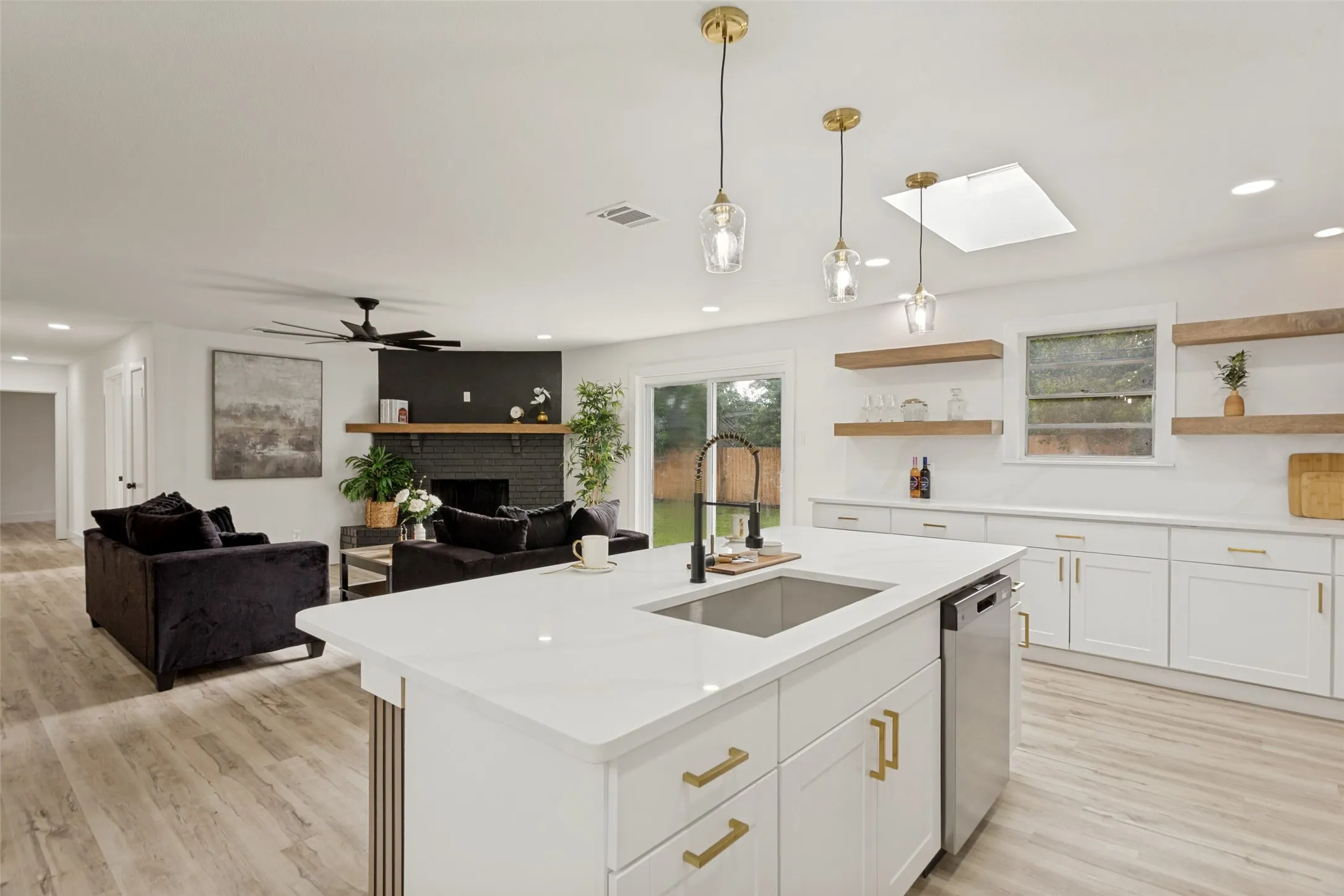 Single Family Residence For Sale in Tarrant County , 3816 Springbranch Drive, Benbrook, Texas 76116, 4 Bedroom, 2 Bathroom, 2 Garage spaces, 1,780 Sqft, built in 1956, mls#21285634, Real Estate Agent in Benbrook, Homes For Sale in Tarrant county, Homes For Sale in Benbrook, Realtor in Benbrook Texas, Real Estate Brokerage Independent Realty Texas, Luminita Cordes Realtor