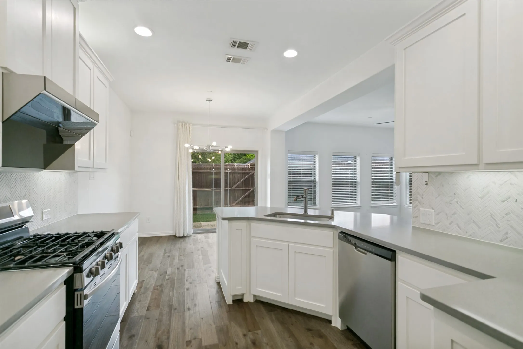 Single Family Residence For Sale in Collin County , 2324 Molly Lane, Plano, Texas 75074, 3 Bedrooms, 4 Bathrooms, 2 Garage spaces, 2,124 Sqft, built in 2017, Price $430,000, mls#21284916, Real Estate Agent in Plano, Homes For Sale in Collin county, Homes For Sale in Plano, Realtor in Plano Texas, Real Estate Brokerage Independent Realty Texas, Luminita Cordes Realtor