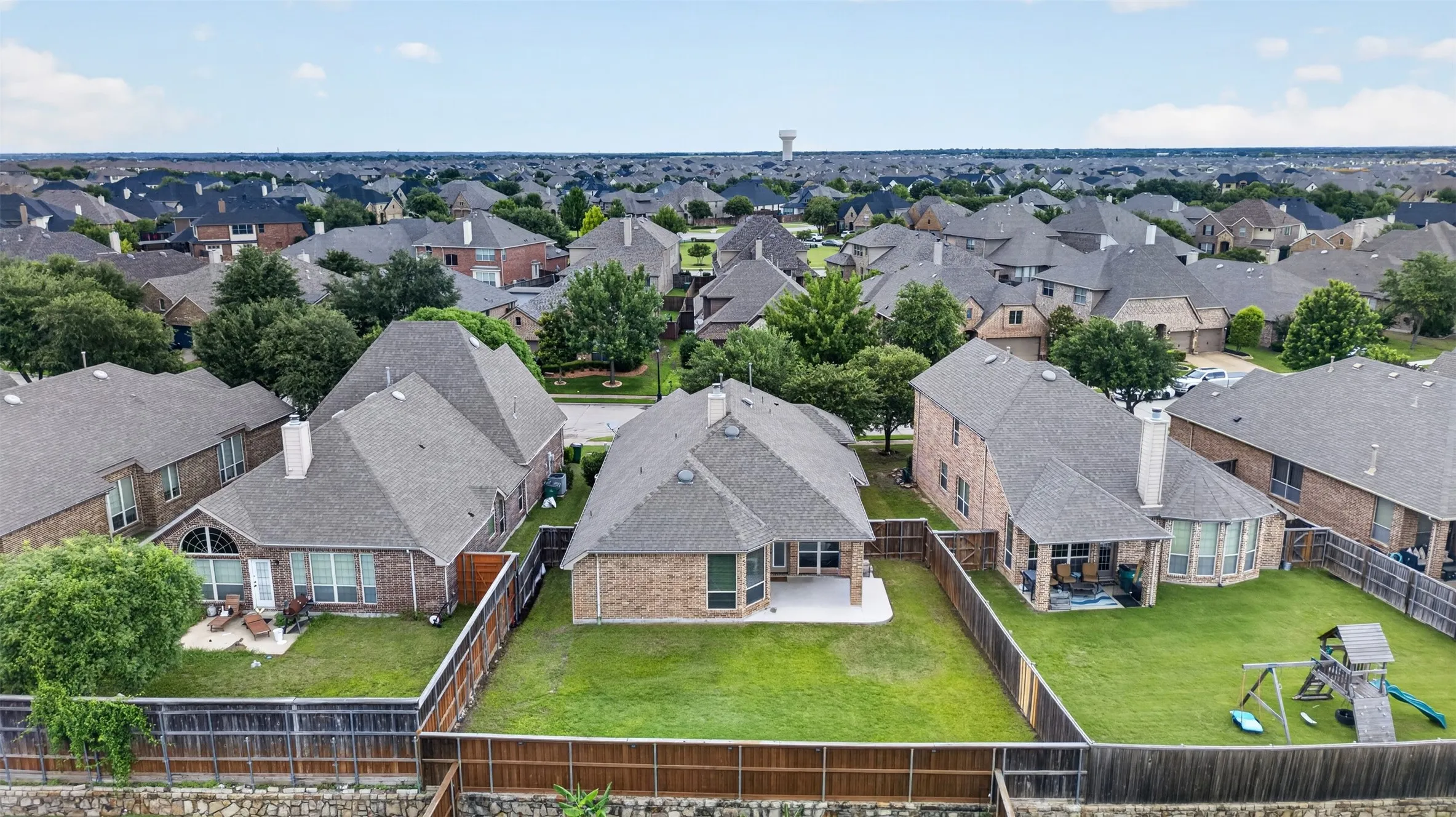 Single Family Residence For Sale in Kaufman County , 1013 Somerset Circle, Forney, Texas 75126, 3 Bedroom, 2 Bathroom, 2 Garage spaces, 1,855 Sqft, built in 2011, mls#21285035, Real Estate Agent in Forney, Homes For Sale in Kaufman county, Homes For Sale in Forney, Realtor in Forney Texas, Real Estate Brokerage Independent Realty Texas, Luminita Cordes Realtor