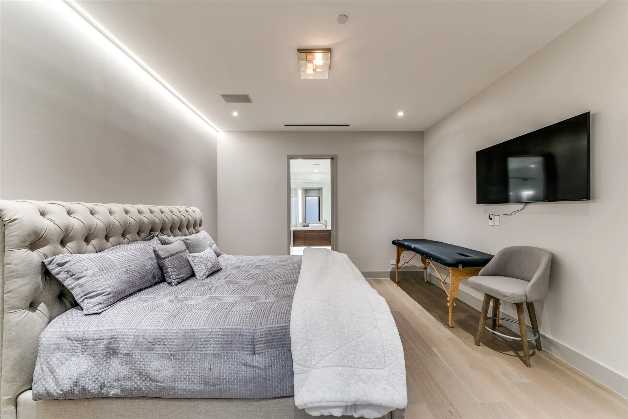 Condominium For Sale in Dallas County , 2408 Victory Park Lane 939, Dallas, Texas 75219, 2 Bedroom, 3 Bathroom, 2 Garage spaces, 1,759 Sqft, built in 2005, mls#21285615, Real Estate Agent in Dallas, Homes For Sale in Dallas county, Homes For Sale in Dallas, Realtor in Dallas Texas, Real Estate Brokerage Independent Realty Texas, Luminita Cordes Realtor