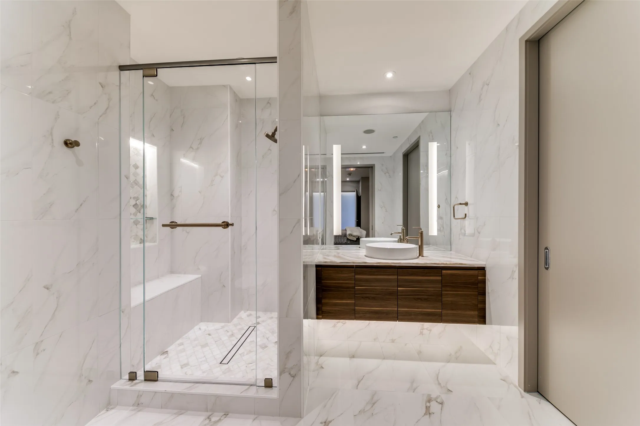 Condominium For Sale in Dallas County , 2408 Victory Park Lane 939, Dallas, Texas 75219, 2 Bedroom, 3 Bathroom, 2 Garage spaces, 1,759 Sqft, built in 2005, mls#21285615, Real Estate Agent in Dallas, Homes For Sale in Dallas county, Homes For Sale in Dallas, Realtor in Dallas Texas, Real Estate Brokerage Independent Realty Texas, Luminita Cordes Realtor