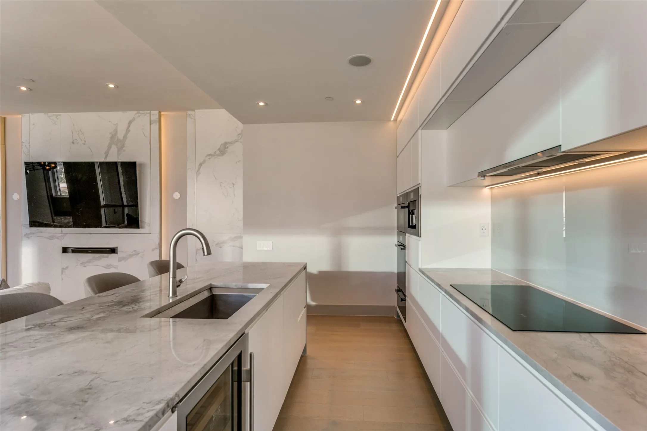 Condominium For Sale in Dallas County , 2408 Victory Park Lane 939, Dallas, Texas 75219, 2 Bedroom, 3 Bathroom, 2 Garage spaces, 1,759 Sqft, built in 2005, mls#21285615, Real Estate Agent in Dallas, Homes For Sale in Dallas county, Homes For Sale in Dallas, Realtor in Dallas Texas, Real Estate Brokerage Independent Realty Texas, Luminita Cordes Realtor
