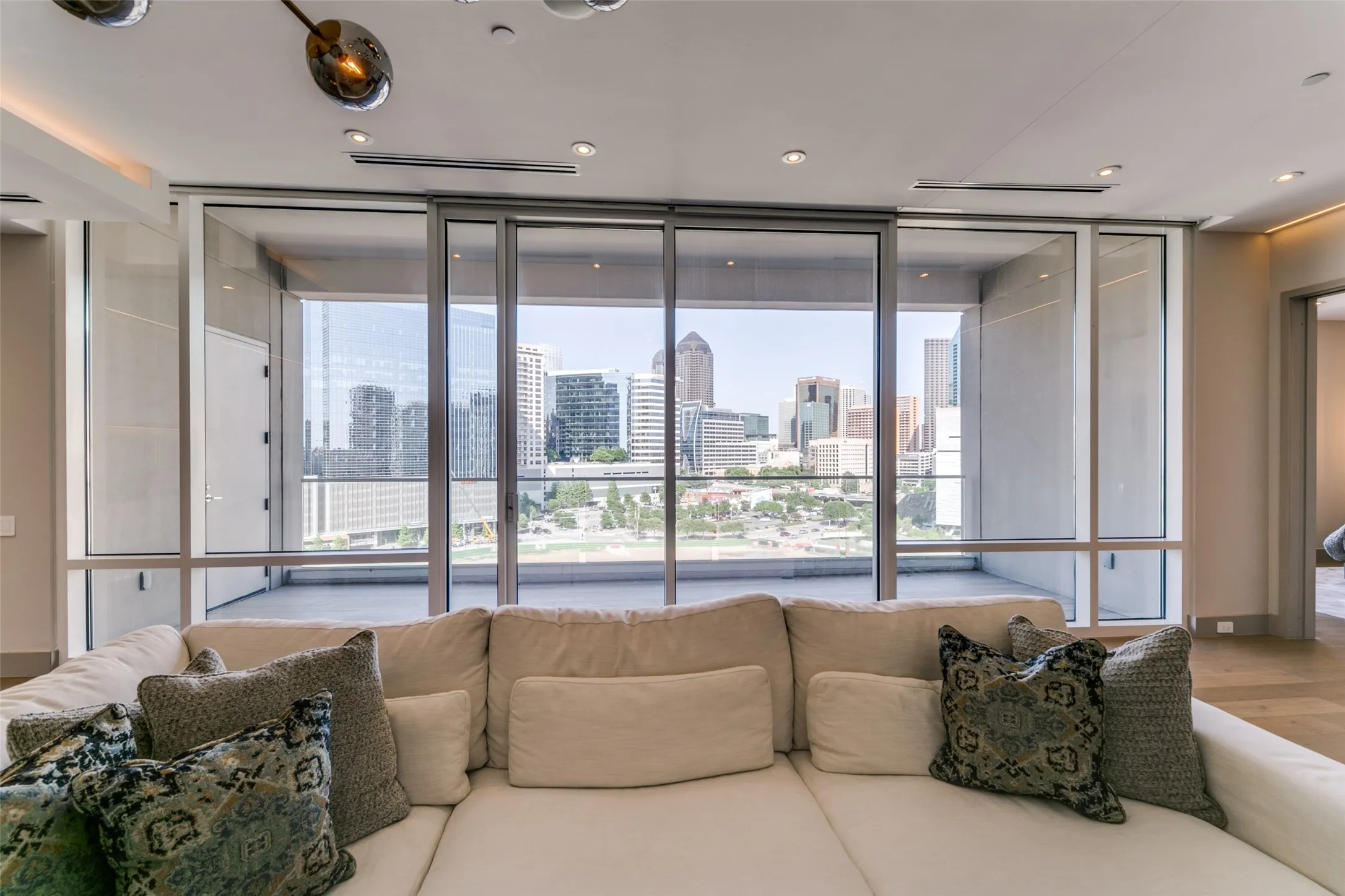 Condominium For Sale in Dallas County , 2408 Victory Park Lane 939, Dallas, Texas 75219, 2 Bedroom, 3 Bathroom, 2 Garage spaces, 1,759 Sqft, built in 2005, mls#21285615, Real Estate Agent in Dallas, Homes For Sale in Dallas county, Homes For Sale in Dallas, Realtor in Dallas Texas, Real Estate Brokerage Independent Realty Texas, Luminita Cordes Realtor
