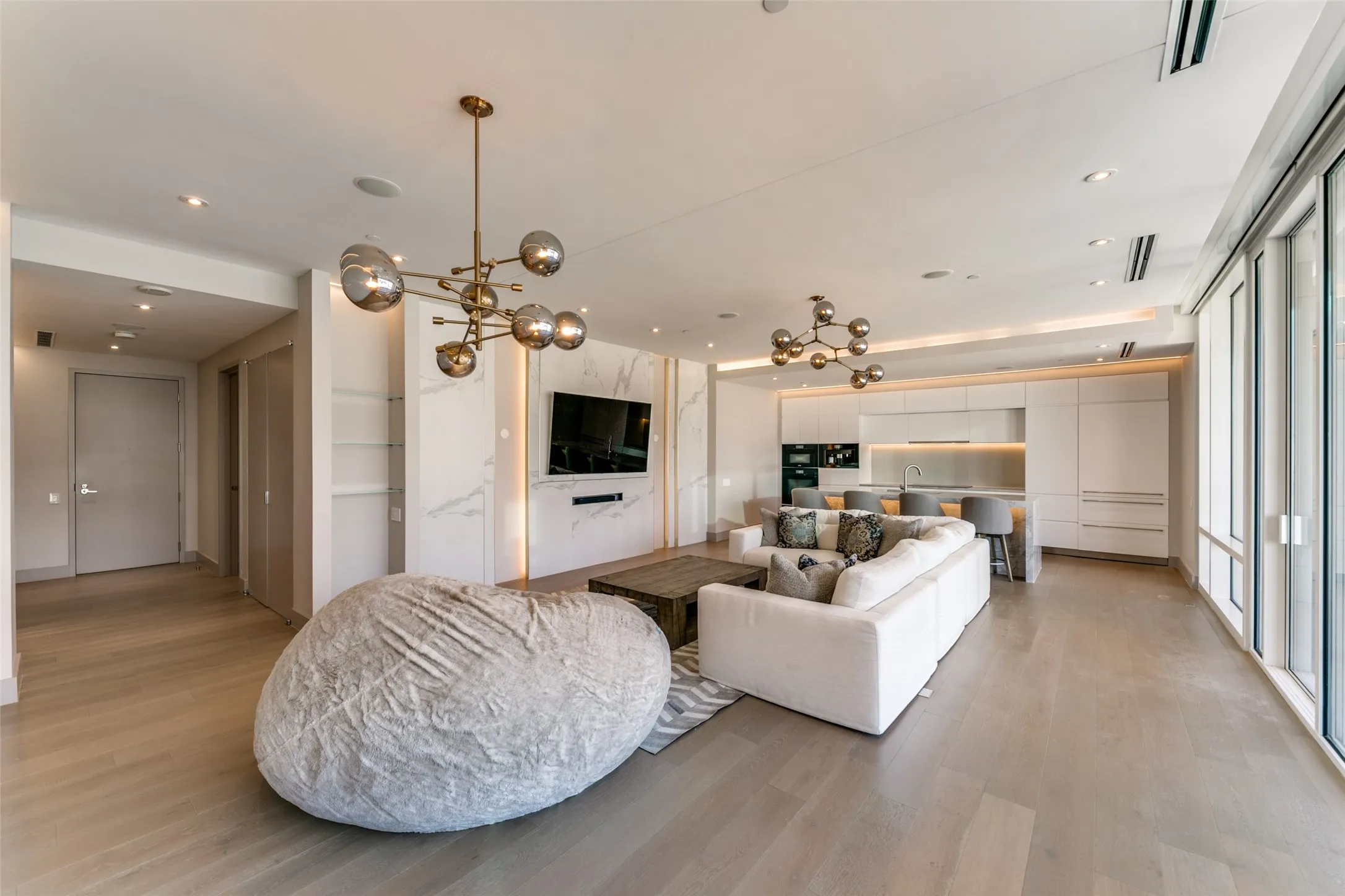 Condominium For Sale in Dallas County , 2408 Victory Park Lane 939, Dallas, Texas 75219, 2 Bedroom, 3 Bathroom, 2 Garage spaces, 1,759 Sqft, built in 2005, mls#21285615, Real Estate Agent in Dallas, Homes For Sale in Dallas county, Homes For Sale in Dallas, Realtor in Dallas Texas, Real Estate Brokerage Independent Realty Texas, Luminita Cordes Realtor