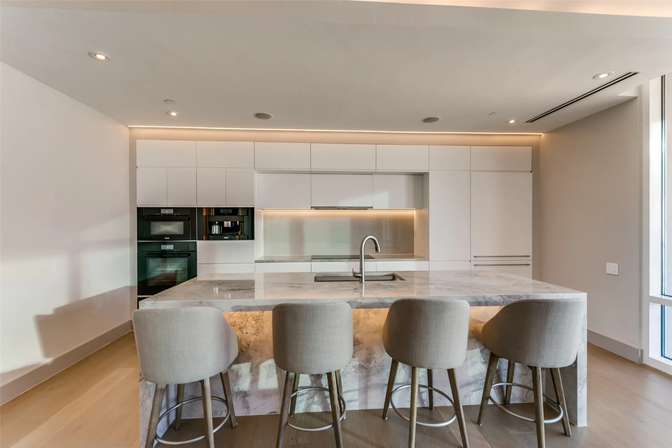 Condominium For Sale in Dallas County , 2408 Victory Park Lane 939, Dallas, Texas 75219, 2 Bedroom, 3 Bathroom, 2 Garage spaces, 1,759 Sqft, built in 2005, mls#21285615, Real Estate Agent in Dallas, Homes For Sale in Dallas county, Homes For Sale in Dallas, Realtor in Dallas Texas, Real Estate Brokerage Independent Realty Texas, Luminita Cordes Realtor