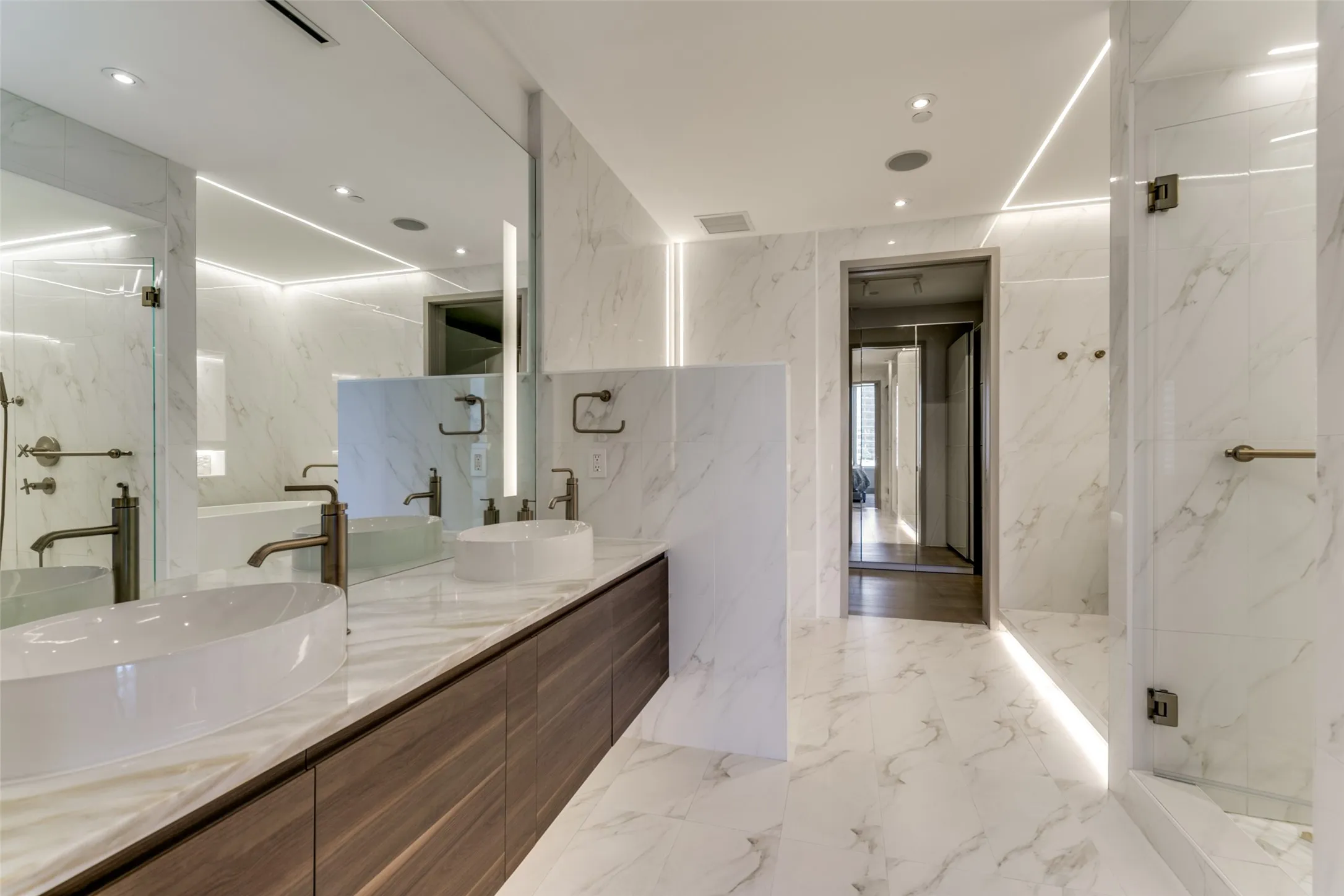 Condominium For Sale in Dallas County , 2408 Victory Park Lane 939, Dallas, Texas 75219, 2 Bedroom, 3 Bathroom, 2 Garage spaces, 1,759 Sqft, built in 2005, mls#21285615, Real Estate Agent in Dallas, Homes For Sale in Dallas county, Homes For Sale in Dallas, Realtor in Dallas Texas, Real Estate Brokerage Independent Realty Texas, Luminita Cordes Realtor