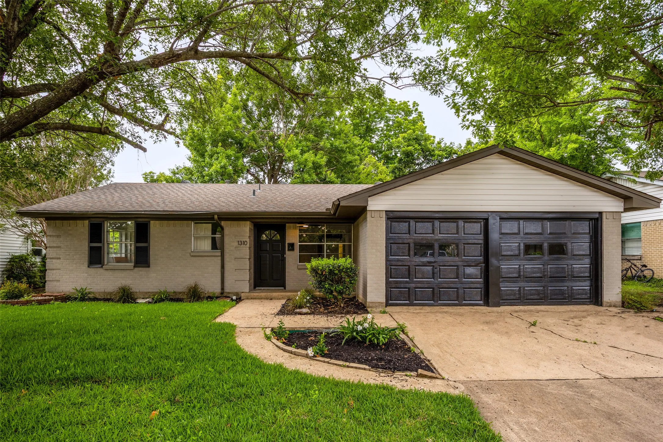 Single Family Residence For Sale in Dallas County , 1310 Carroll Drive, Garland, Texas 75041, 3 Bedroom, 2 Bathroom, Garage spaces, 1,825 Sqft, built in 1962, mls#21285775, Real Estate Agent in Garland, Homes For Sale in Dallas county, Homes For Sale in Garland, Realtor in Garland Texas, Real Estate Brokerage Independent Realty Texas, Luminita Cordes Realtor