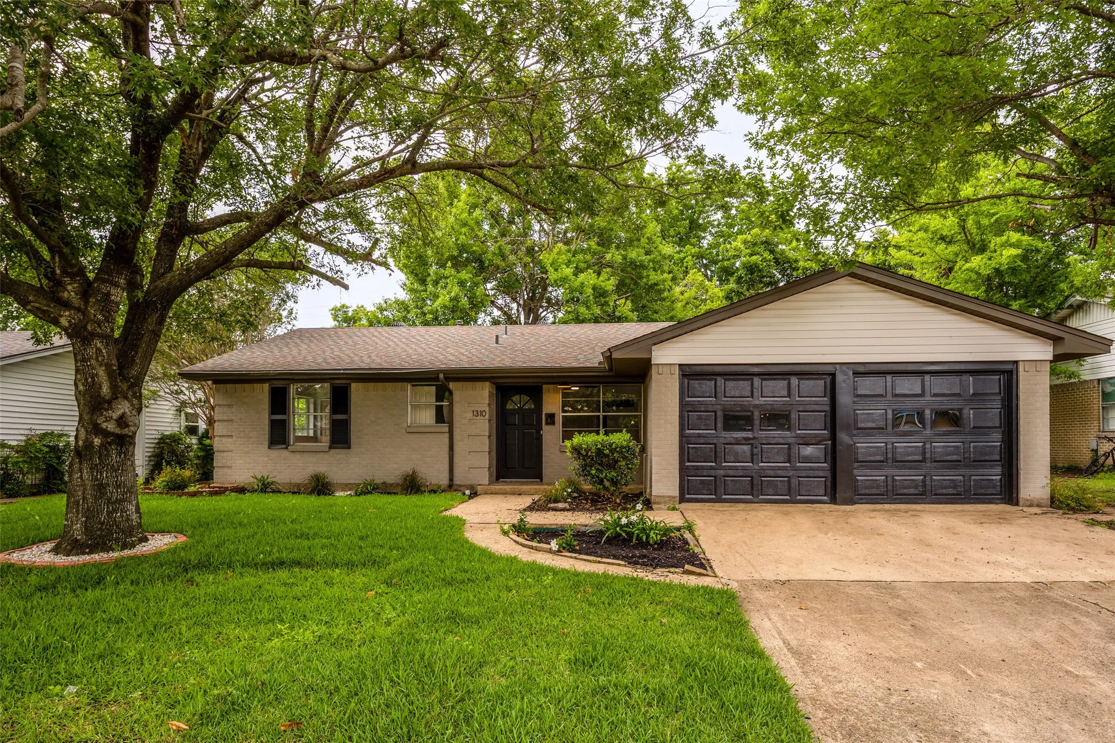 Single Family Residence For Sale in Dallas County , 1310 Carroll Drive, Garland, Texas 75041, 3 Bedroom, 2 Bathroom, Garage spaces, 1,825 Sqft, built in 1962, mls#21285775, Real Estate Agent in Garland, Homes For Sale in Dallas county, Homes For Sale in Garland, Realtor in Garland Texas, Real Estate Brokerage Independent Realty Texas, Luminita Cordes Realtor