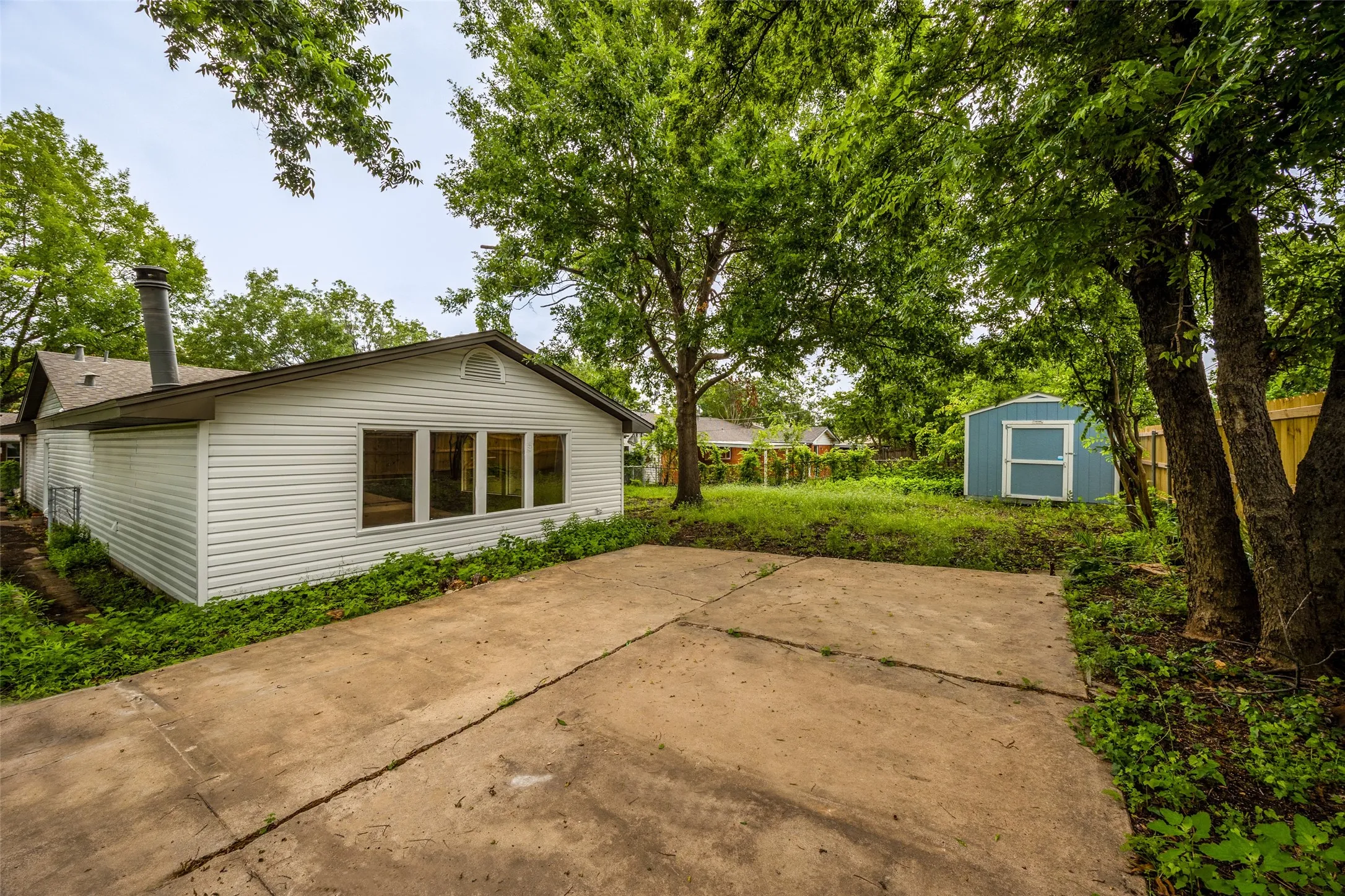 Single Family Residence For Sale in Dallas County , 1310 Carroll Drive, Garland, Texas 75041, 3 Bedroom, 2 Bathroom, Garage spaces, 1,825 Sqft, built in 1962, mls#21285775, Real Estate Agent in Garland, Homes For Sale in Dallas county, Homes For Sale in Garland, Realtor in Garland Texas, Real Estate Brokerage Independent Realty Texas, Luminita Cordes Realtor