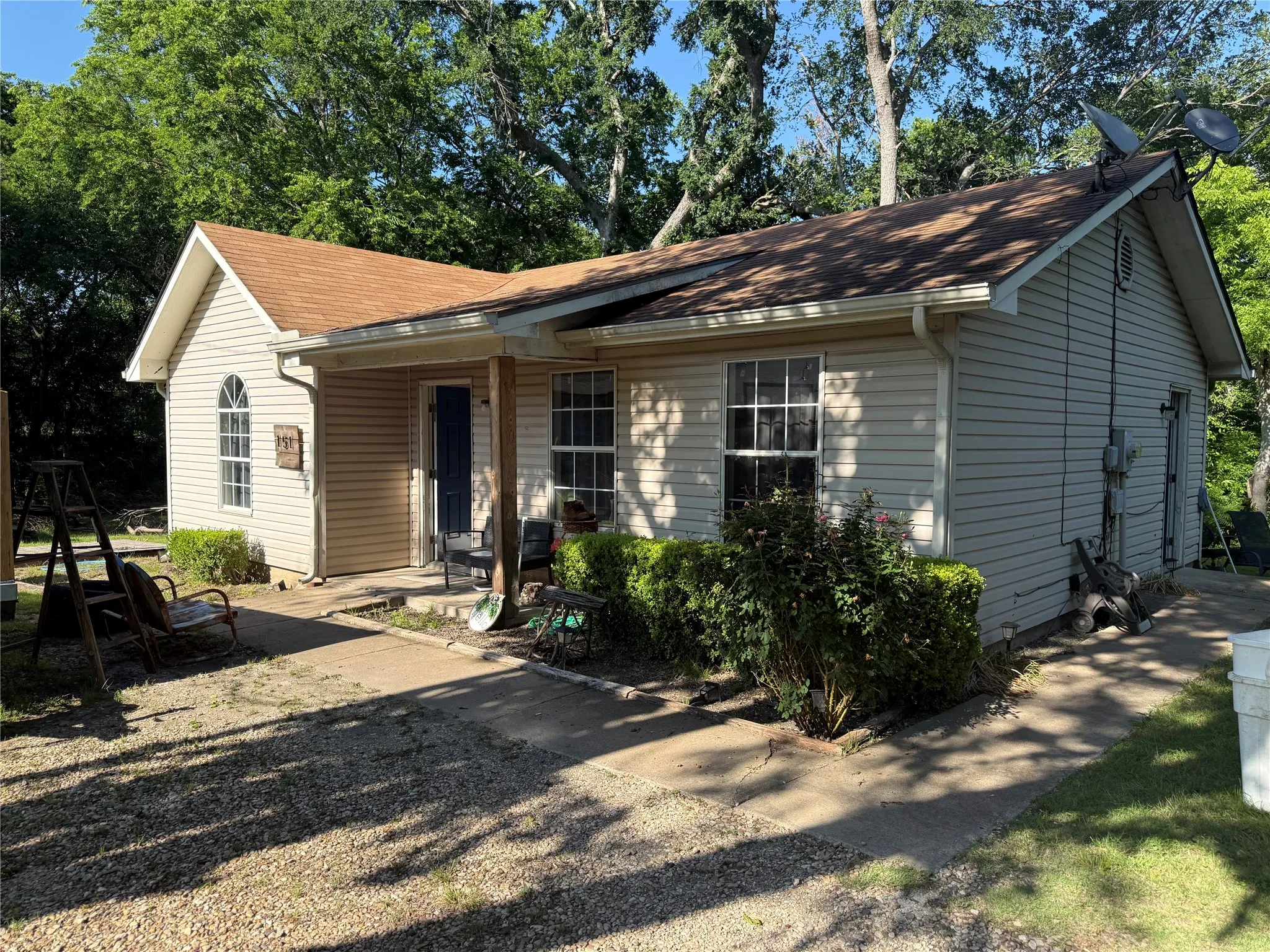 Single Family Residence For Sale in Grayson County , 151 Wilson Lane, Van Alstyne, Texas 75495, 2 Bedrooms, 1 Bathroom, Garage spaces, 868 Sqft, built in 2000, Price $90,000, mls#21285783, Real Estate Agent in Van Alstyne, Homes For Sale in Grayson county, Homes For Sale in Van Alstyne, Realtor in Van Alstyne Texas, Real Estate Brokerage Independent Realty Texas, Luminita Cordes Realtor