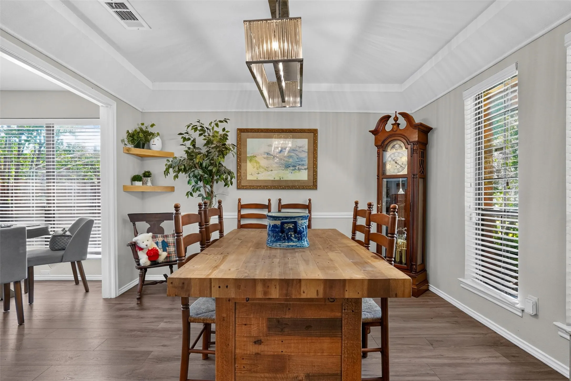 Nice dining room perfect for family holidays and gatherings