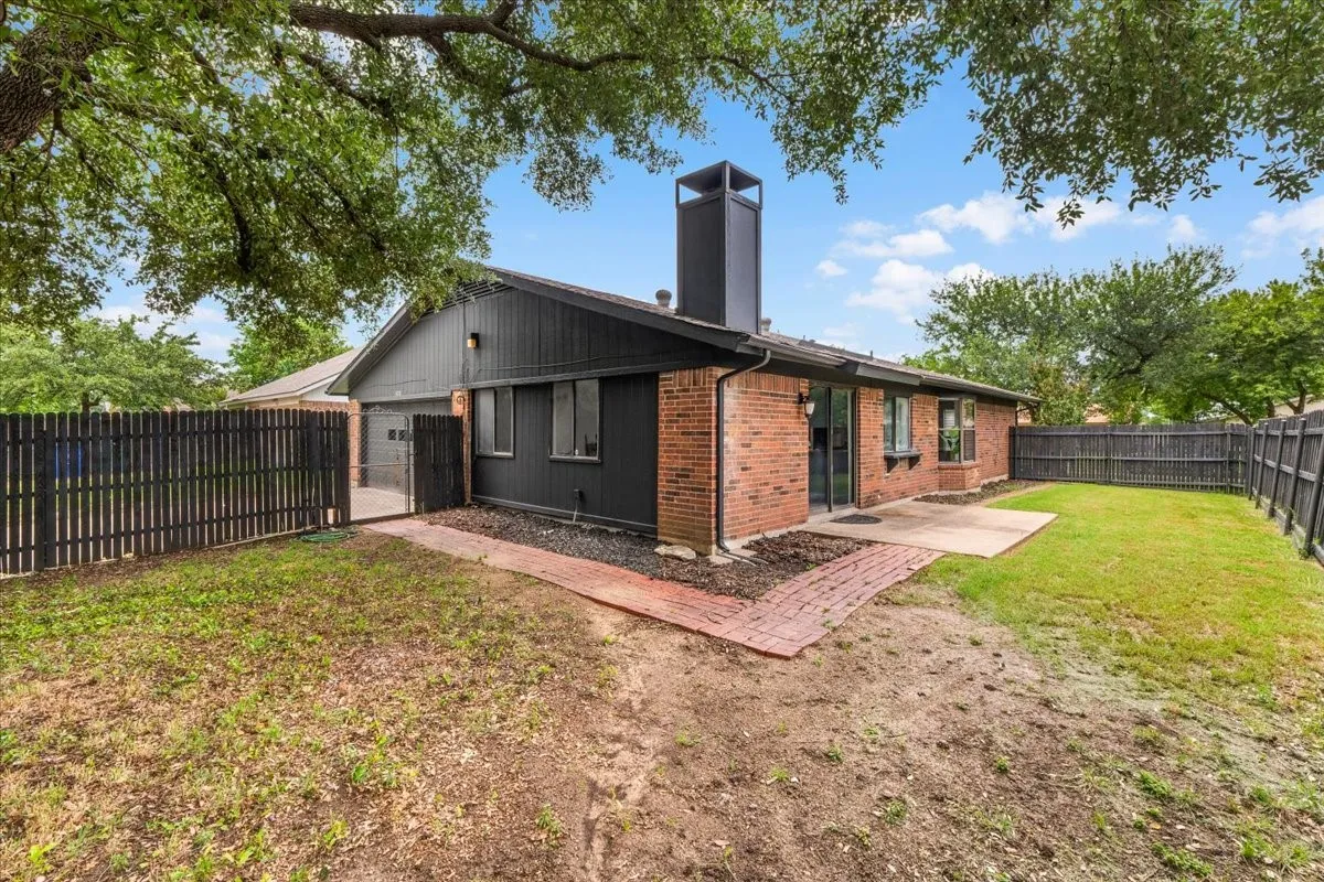 Single Family Residence For Sale in Denton County , 3120 Mayfair Drive, Carrollton, Texas 75007, 3 Bedroom, 2 Bathroom, 2 Garage spaces, 1,645 Sqft, built in 1980, mls#21284593, Real Estate Agent in Carrollton, Homes For Sale in Denton county, Homes For Sale in Carrollton, Realtor in Carrollton Texas, Real Estate Brokerage Independent Realty Texas, Luminita Cordes Realtor