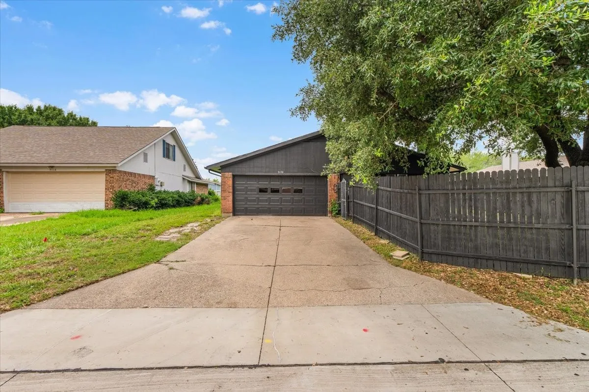 Single Family Residence For Sale in Denton County , 3120 Mayfair Drive, Carrollton, Texas 75007, 3 Bedroom, 2 Bathroom, 2 Garage spaces, 1,645 Sqft, built in 1980, mls#21284593, Real Estate Agent in Carrollton, Homes For Sale in Denton county, Homes For Sale in Carrollton, Realtor in Carrollton Texas, Real Estate Brokerage Independent Realty Texas, Luminita Cordes Realtor