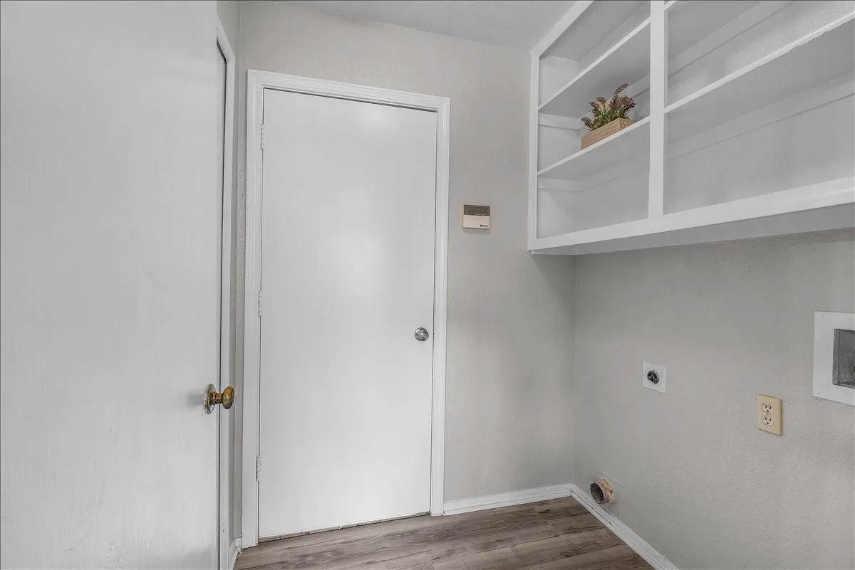 Single Family Residence For Sale in Denton County , 3120 Mayfair Drive, Carrollton, Texas 75007, 3 Bedroom, 2 Bathroom, 2 Garage spaces, 1,645 Sqft, built in 1980, mls#21284593, Real Estate Agent in Carrollton, Homes For Sale in Denton county, Homes For Sale in Carrollton, Realtor in Carrollton Texas, Real Estate Brokerage Independent Realty Texas, Luminita Cordes Realtor