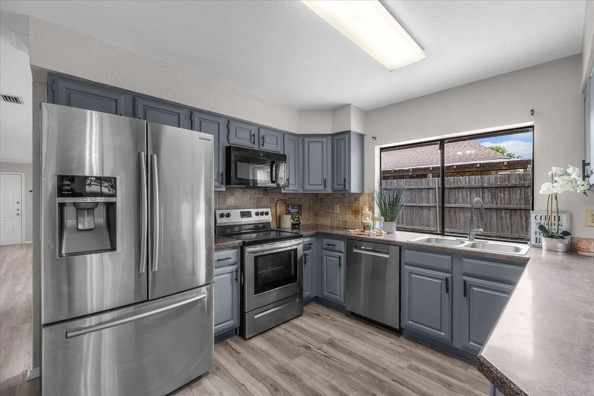 Single Family Residence For Sale in Denton County , 3120 Mayfair Drive, Carrollton, Texas 75007, 3 Bedroom, 2 Bathroom, 2 Garage spaces, 1,645 Sqft, built in 1980, mls#21284593, Real Estate Agent in Carrollton, Homes For Sale in Denton county, Homes For Sale in Carrollton, Realtor in Carrollton Texas, Real Estate Brokerage Independent Realty Texas, Luminita Cordes Realtor