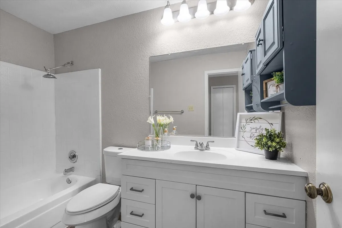 Single Family Residence For Sale in Denton County , 3120 Mayfair Drive, Carrollton, Texas 75007, 3 Bedroom, 2 Bathroom, 2 Garage spaces, 1,645 Sqft, built in 1980, mls#21284593, Real Estate Agent in Carrollton, Homes For Sale in Denton county, Homes For Sale in Carrollton, Realtor in Carrollton Texas, Real Estate Brokerage Independent Realty Texas, Luminita Cordes Realtor