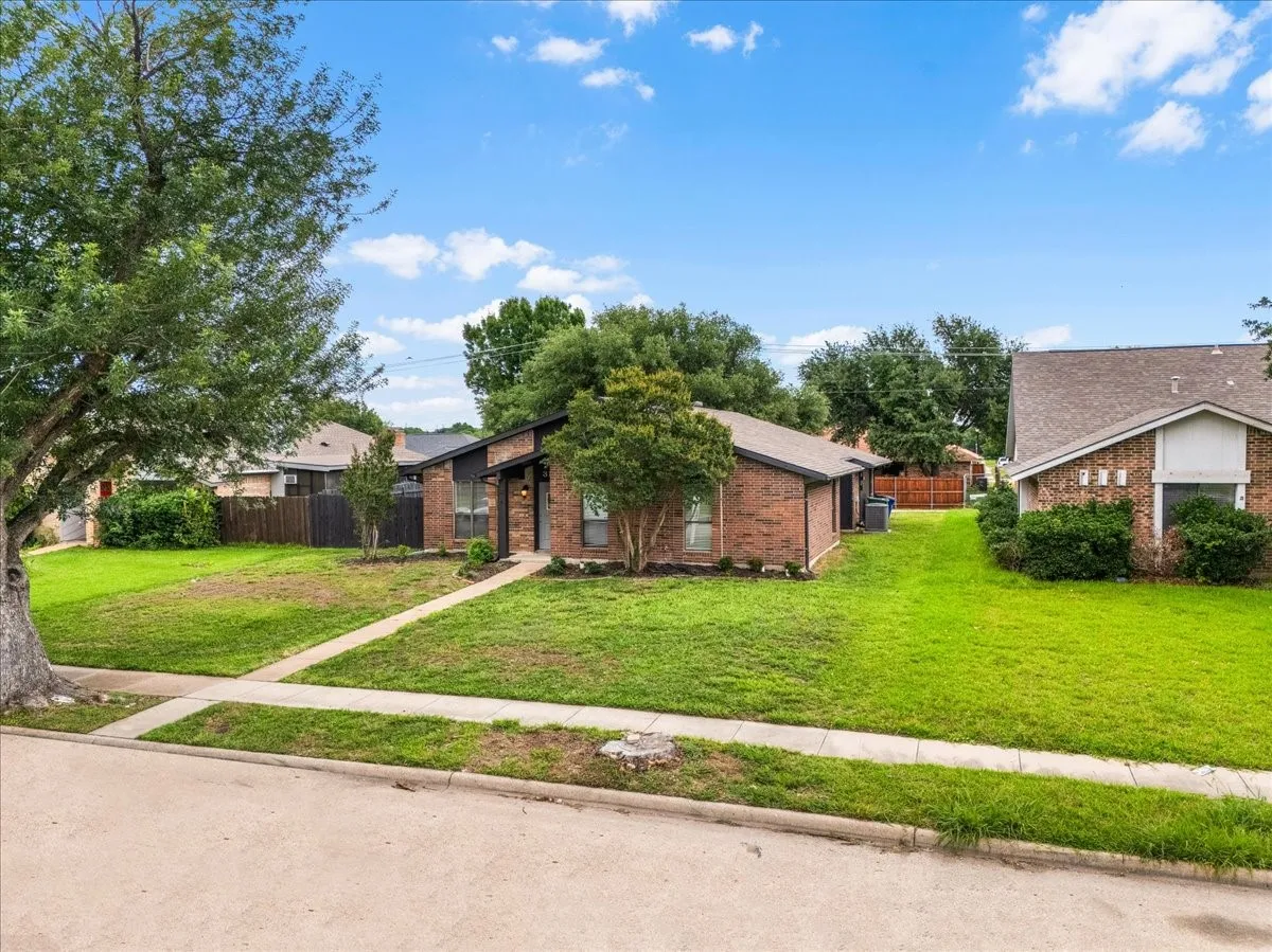 Single Family Residence For Sale in Denton County , 3120 Mayfair Drive, Carrollton, Texas 75007, 3 Bedroom, 2 Bathroom, 2 Garage spaces, 1,645 Sqft, built in 1980, mls#21284593, Real Estate Agent in Carrollton, Homes For Sale in Denton county, Homes For Sale in Carrollton, Realtor in Carrollton Texas, Real Estate Brokerage Independent Realty Texas, Luminita Cordes Realtor