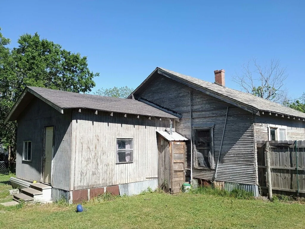 Single Family Residence For Sale in Navarro County , 612 W 16th Avenue, Corsicana, Texas 75110, 2 Bedrooms, 1 Bathroom, Garage spaces, 847 Sqft, built in 1944, Price $72,000, mls#21285800, Real Estate Agent in Corsicana, Homes For Sale in Navarro county, Homes For Sale in Corsicana, Realtor in Corsicana Texas, Real Estate Brokerage Independent Realty Texas, Luminita Cordes Realtor