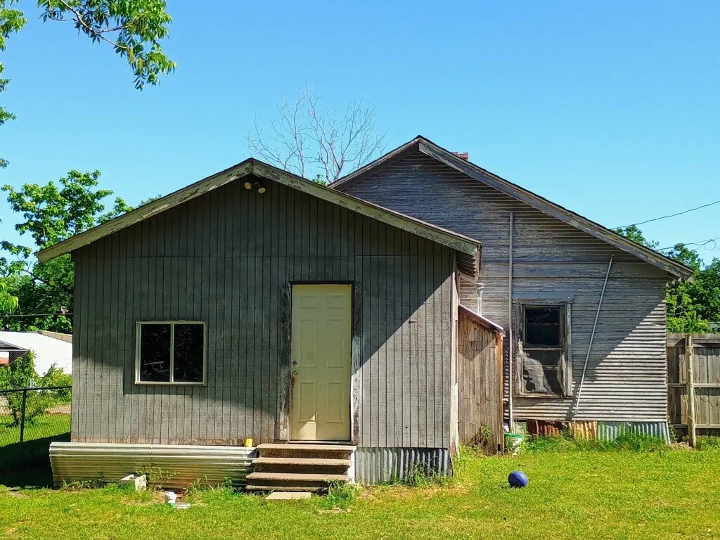 Single Family Residence For Sale in Navarro County , 612 W 16th Avenue, Corsicana, Texas 75110, 2 Bedrooms, 1 Bathroom, Garage spaces, 847 Sqft, built in 1944, Price $72,000, mls#21285800, Real Estate Agent in Corsicana, Homes For Sale in Navarro county, Homes For Sale in Corsicana, Realtor in Corsicana Texas, Real Estate Brokerage Independent Realty Texas, Luminita Cordes Realtor