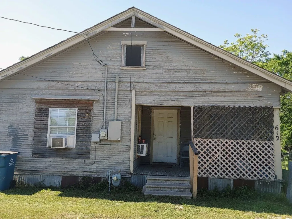 Single Family Residence For Sale in Navarro County , 612 W 16th Avenue, Corsicana, Texas 75110, 2 Bedrooms, 1 Bathroom, Garage spaces, 847 Sqft, built in 1944, Price $72,000, mls#21285800, Real Estate Agent in Corsicana, Homes For Sale in Navarro county, Homes For Sale in Corsicana, Realtor in Corsicana Texas, Real Estate Brokerage Independent Realty Texas, Luminita Cordes Realtor