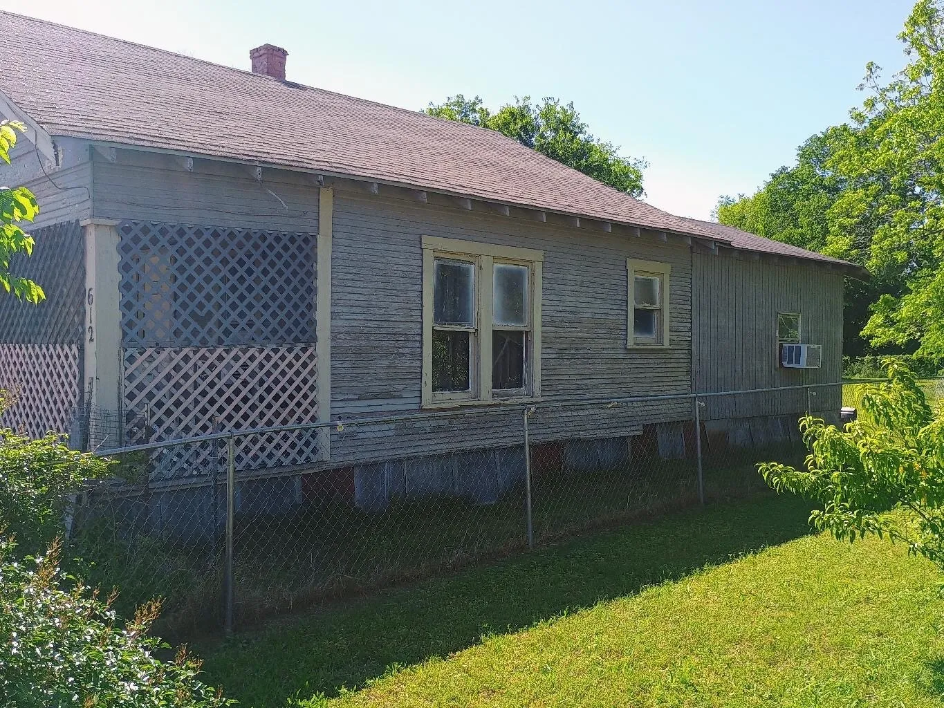 Single Family Residence For Sale in Navarro County , 612 W 16th Avenue, Corsicana, Texas 75110, 2 Bedrooms, 1 Bathroom, Garage spaces, 847 Sqft, built in 1944, Price $72,000, mls#21285800, Real Estate Agent in Corsicana, Homes For Sale in Navarro county, Homes For Sale in Corsicana, Realtor in Corsicana Texas, Real Estate Brokerage Independent Realty Texas, Luminita Cordes Realtor