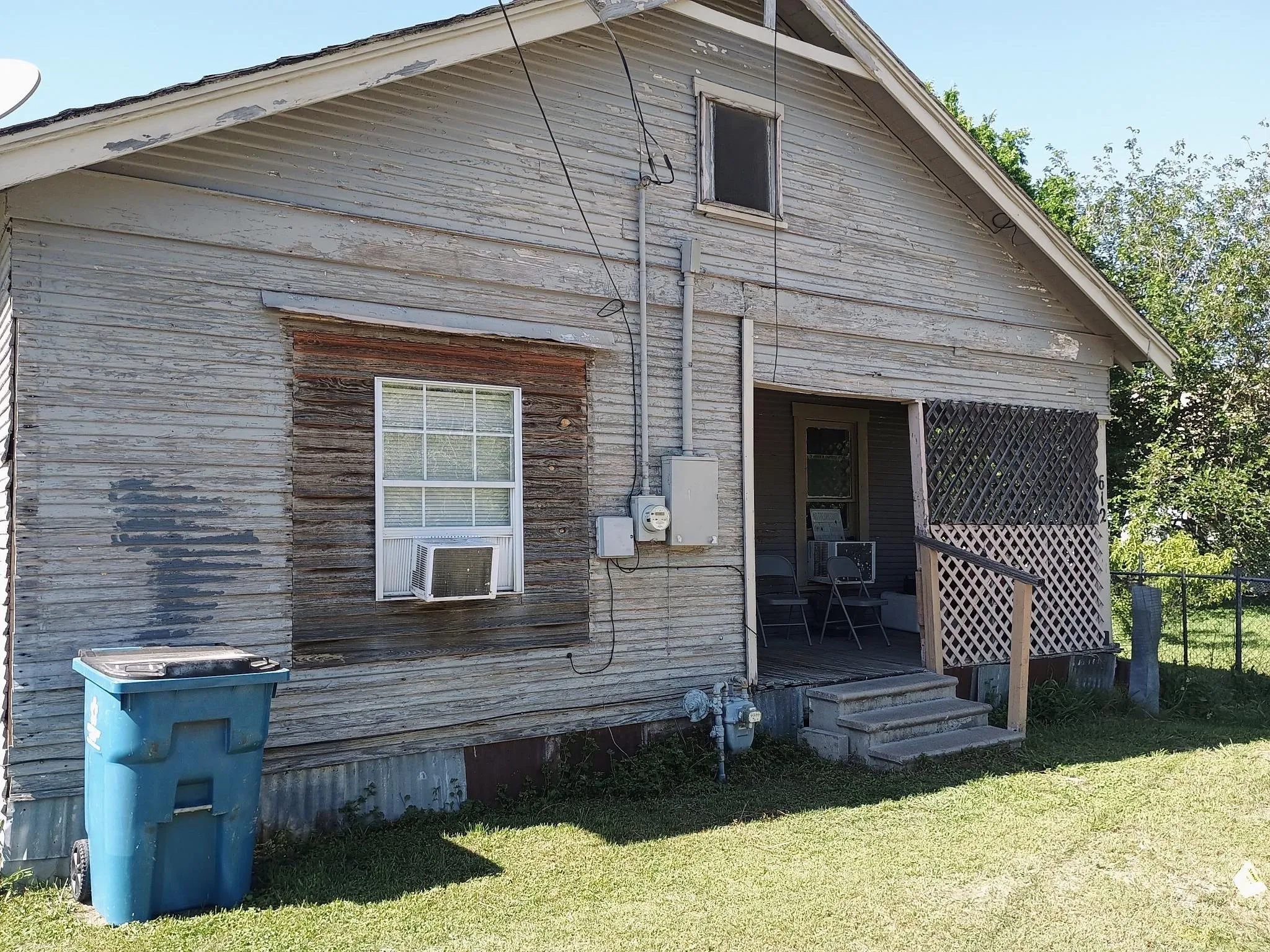 Single Family Residence For Sale in Navarro County , 612 W 16th Avenue, Corsicana, Texas 75110, 2 Bedrooms, 1 Bathroom, Garage spaces, 847 Sqft, built in 1944, Price $72,000, mls#21285800, Real Estate Agent in Corsicana, Homes For Sale in Navarro county, Homes For Sale in Corsicana, Realtor in Corsicana Texas, Real Estate Brokerage Independent Realty Texas, Luminita Cordes Realtor