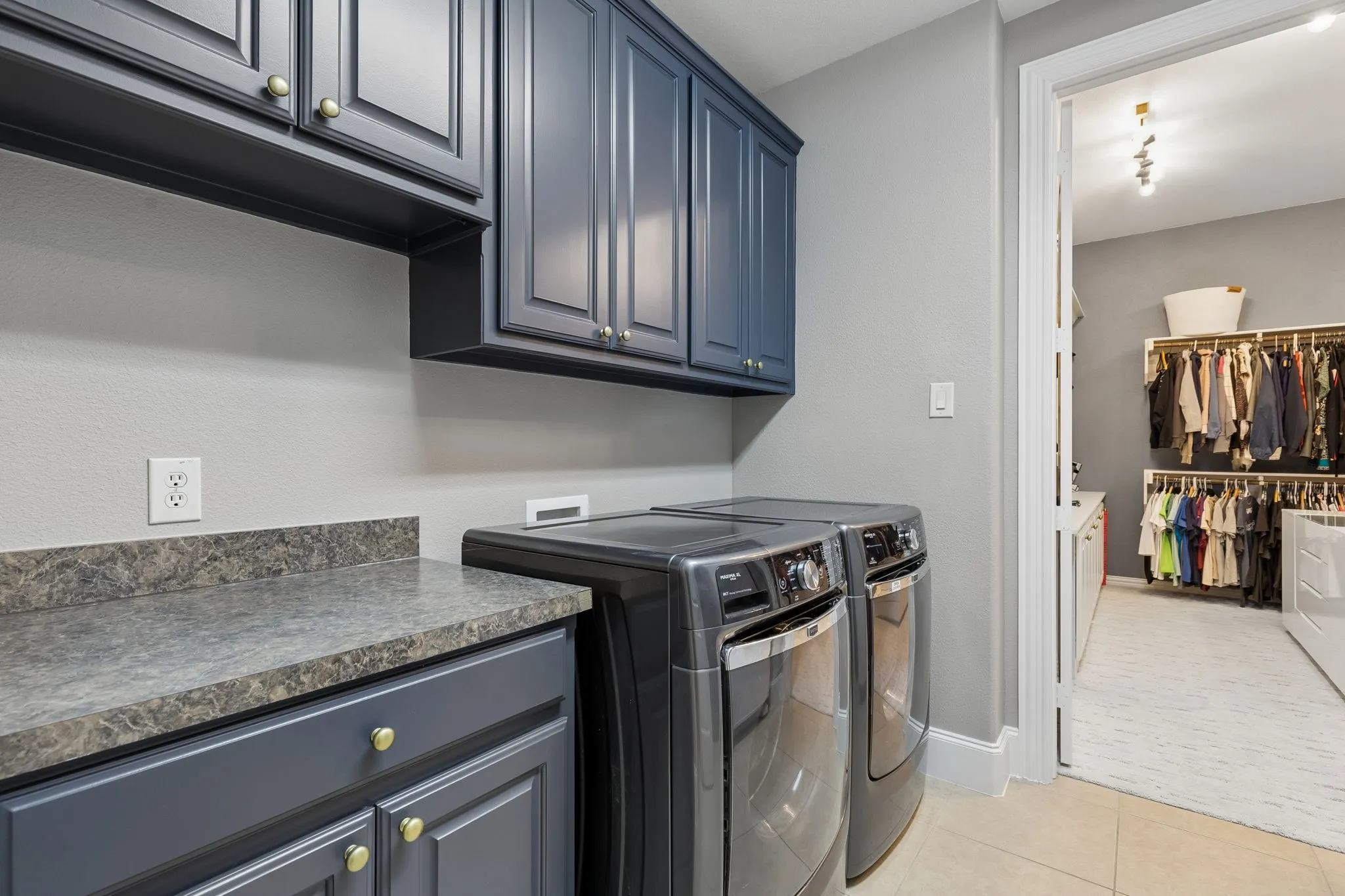 Single Family Residence For Sale in Denton County , 120 Hidden Valley Airpark, Shady Shores, Texas 76208, 3 Bedroom, 4 Bathroom, 3 Garage spaces, 3,445 Sqft, built in 2009, mls#21258980, Real Estate Agent in Shady Shores, Homes For Sale in Denton county, Homes For Sale in Shady Shores, Realtor in Shady Shores Texas, Real Estate Brokerage Independent Realty Texas, Luminita Cordes Realtor