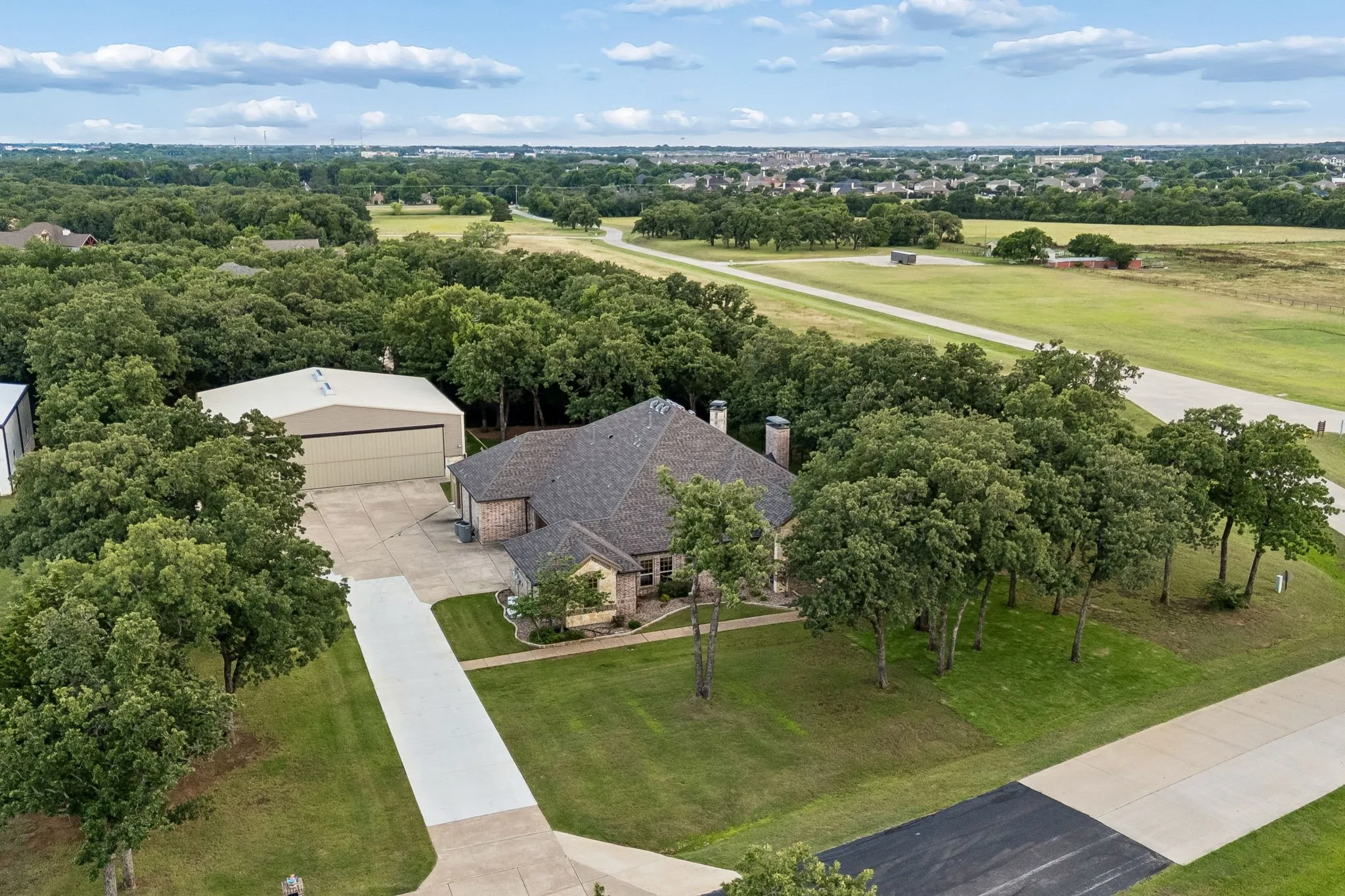 Single Family Residence For Sale in Denton County , 120 Hidden Valley Airpark, Shady Shores, Texas 76208, 3 Bedroom, 4 Bathroom, 3 Garage spaces, 3,445 Sqft, built in 2009, mls#21258980, Real Estate Agent in Shady Shores, Homes For Sale in Denton county, Homes For Sale in Shady Shores, Realtor in Shady Shores Texas, Real Estate Brokerage Independent Realty Texas, Luminita Cordes Realtor